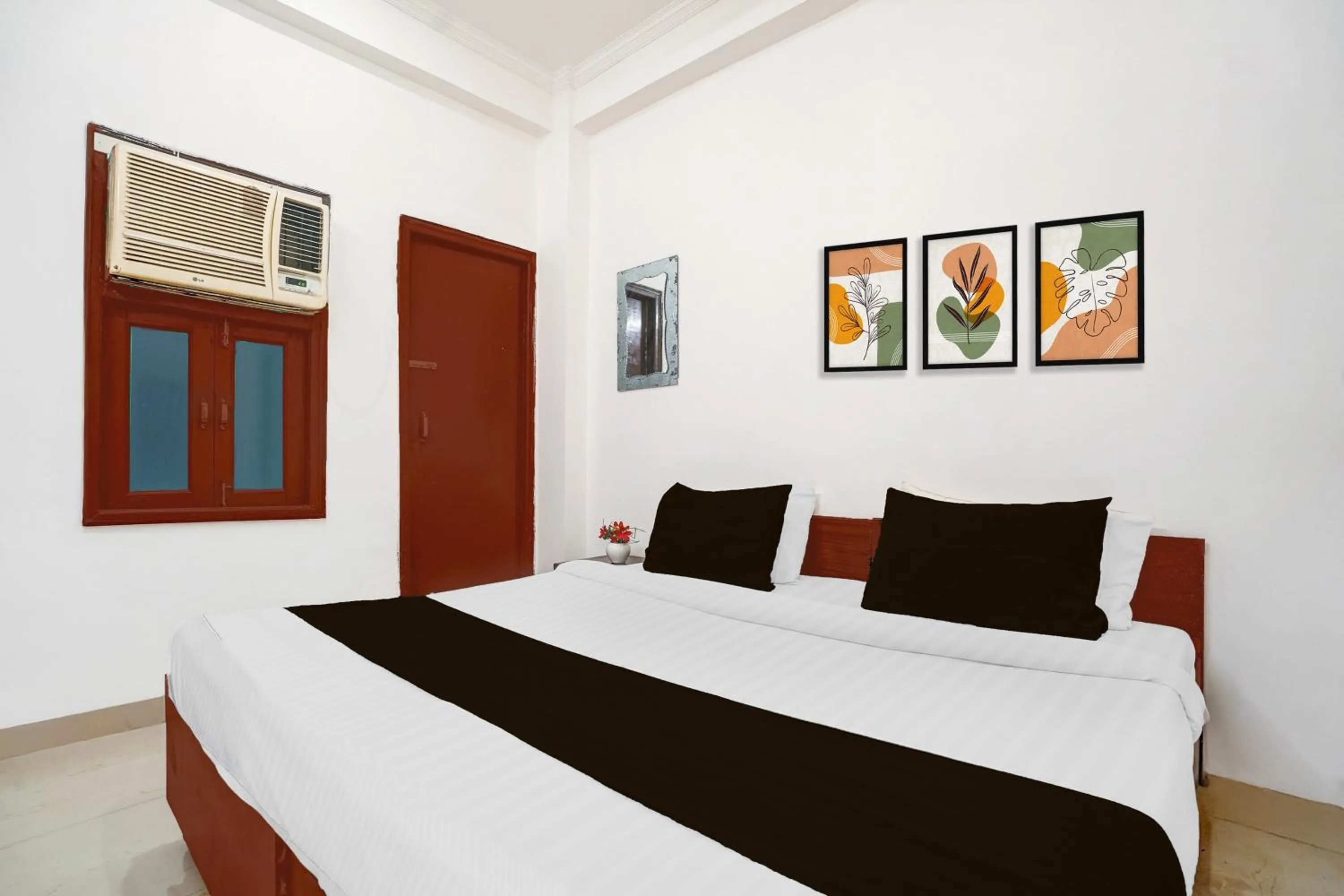 Bedroom, Bed in Hotel O Shilpgram Taj Mahal East Gate