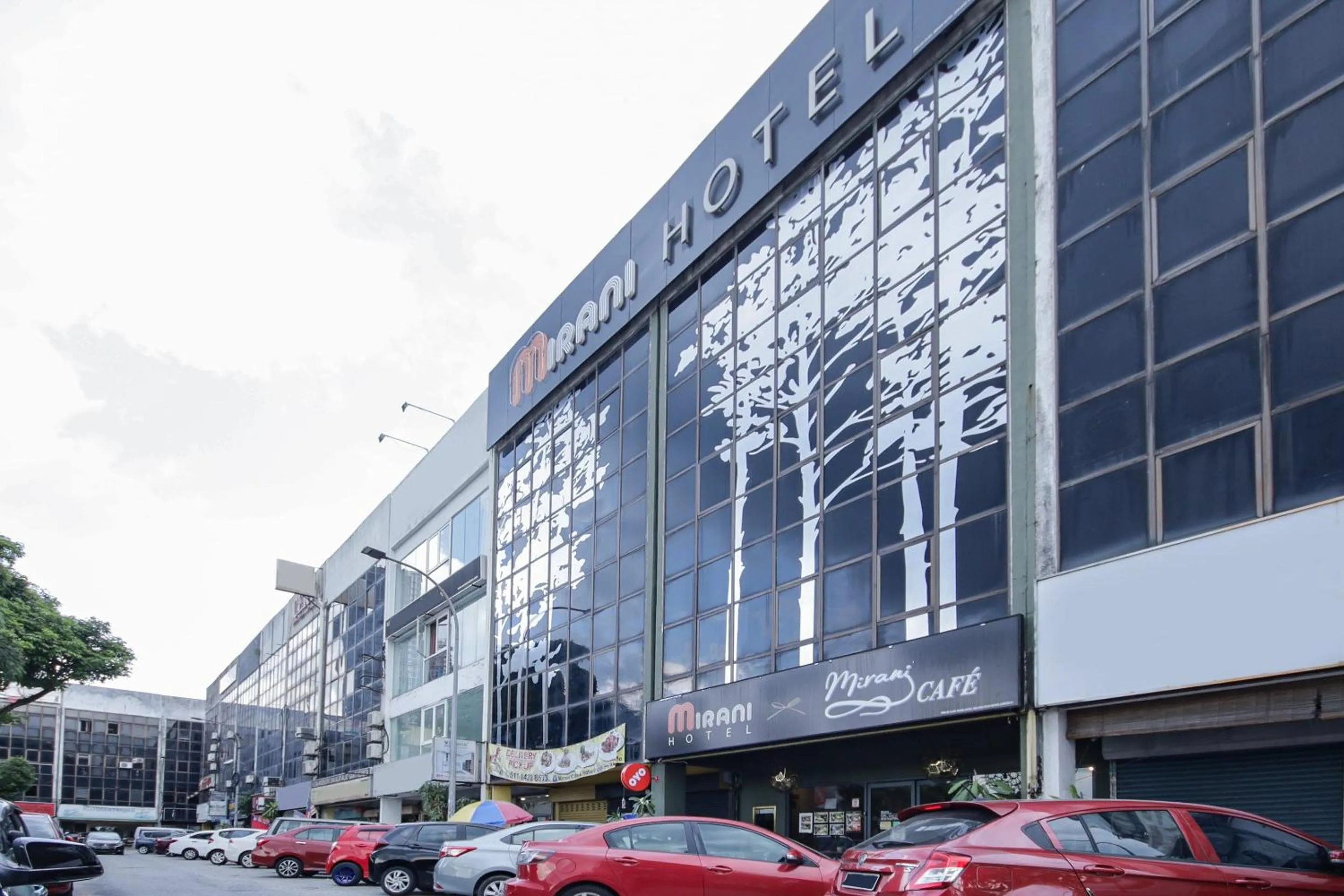 Facade/entrance in Capital O 90406 Mirani Hotel
