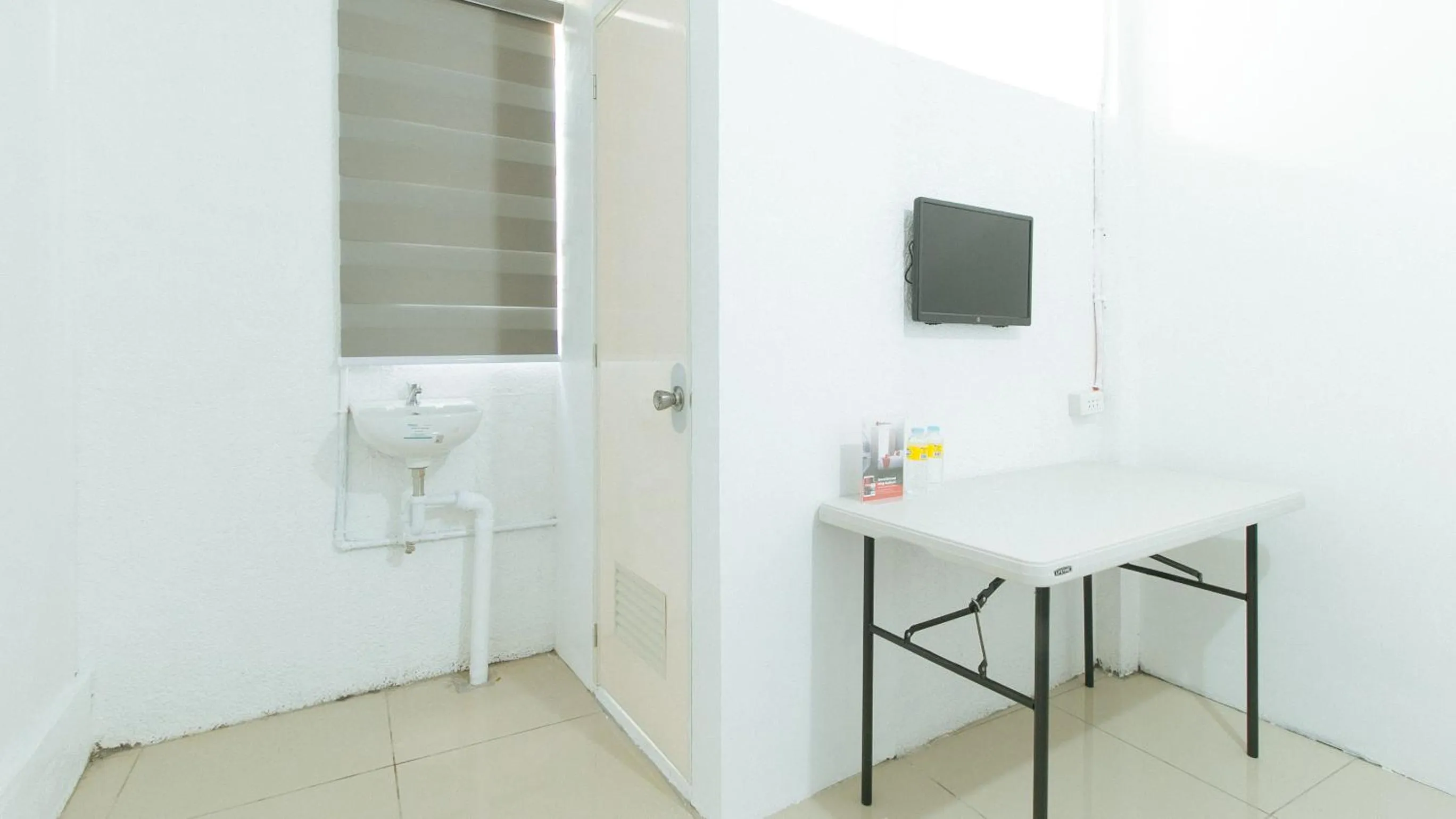 TV and multimedia in RedDoorz @ Shukran Rentals OPC Pampanga