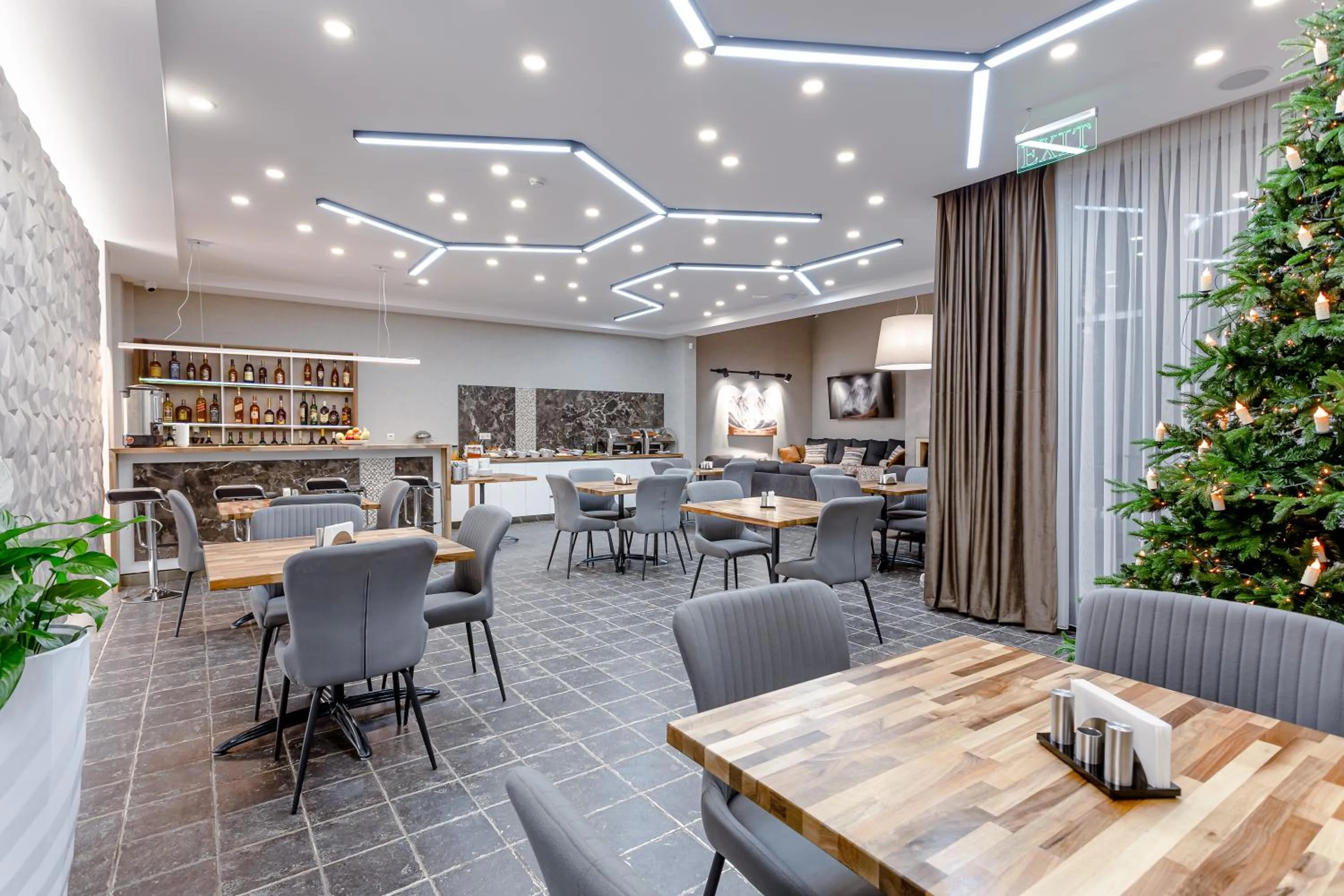 Restaurant/places to eat in Hotel Tsiga