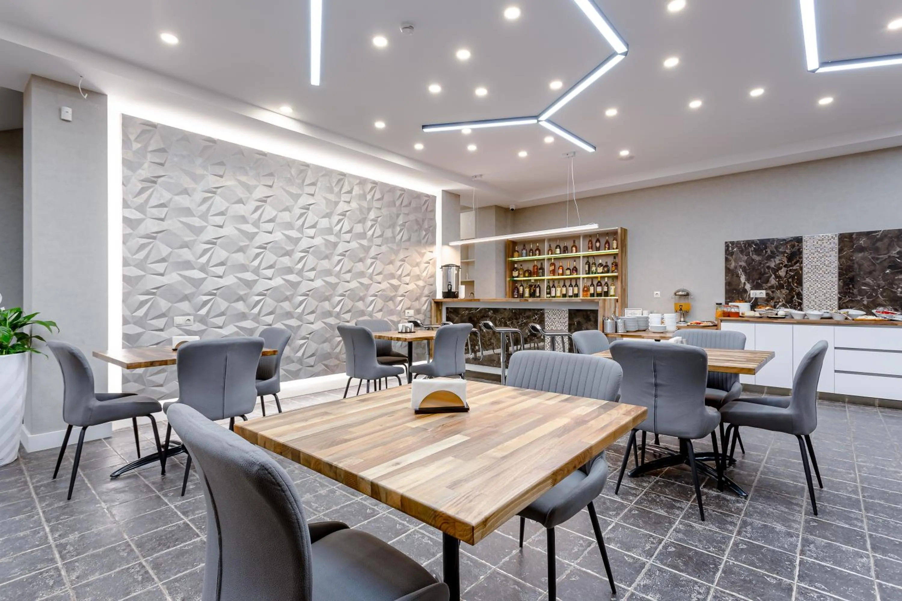 Restaurant/places to eat in Hotel Tsiga