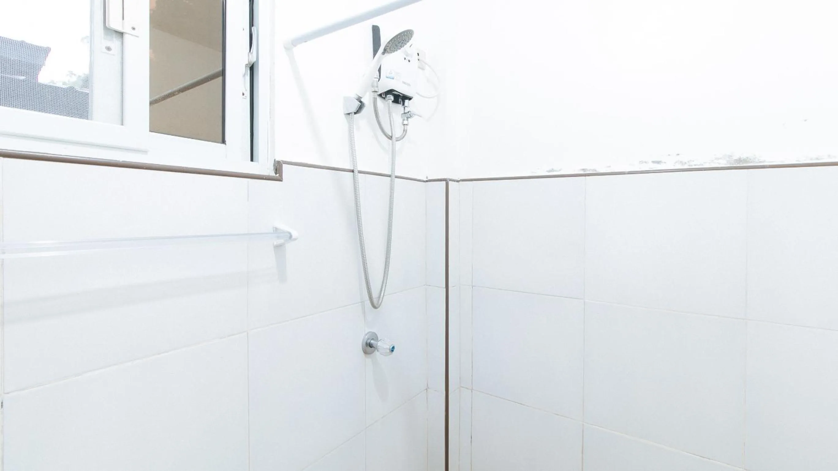 Shower in RedDoorz @ Camp Saint John Hotel La Union