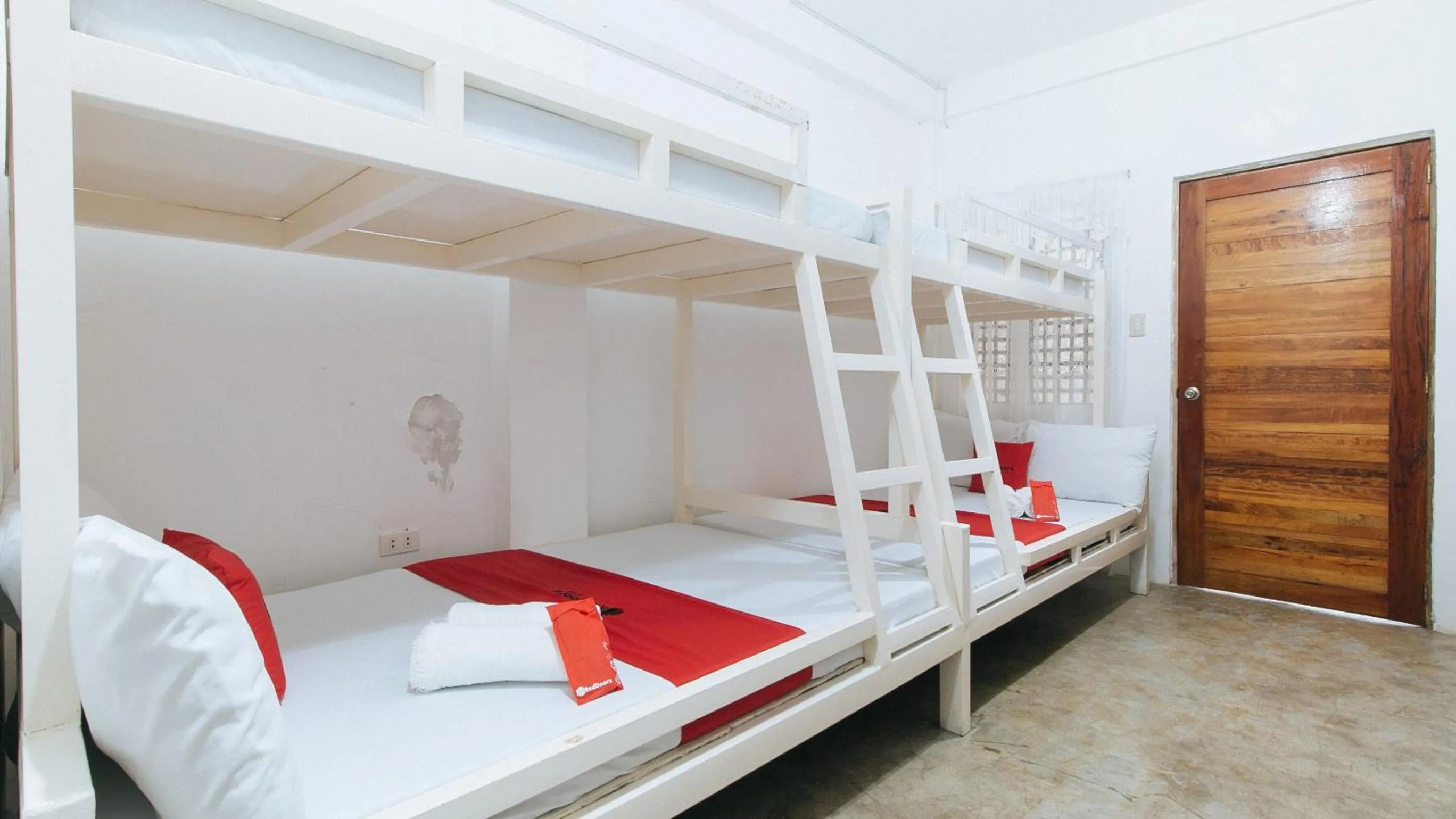 Bed in RedDoorz @ Camp Saint John Hotel La Union