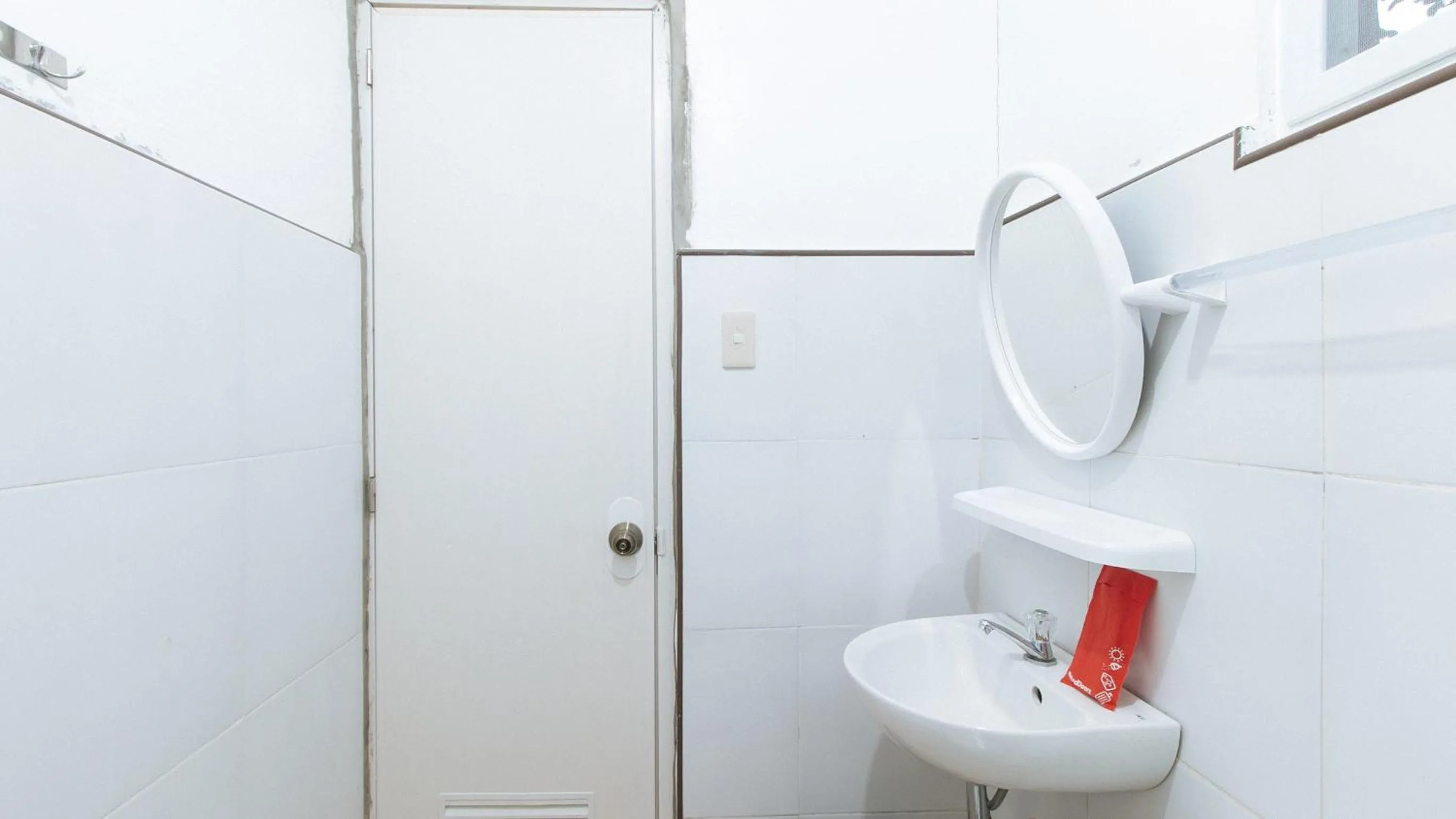 Shower in RedDoorz @ Camp Saint John Hotel La Union