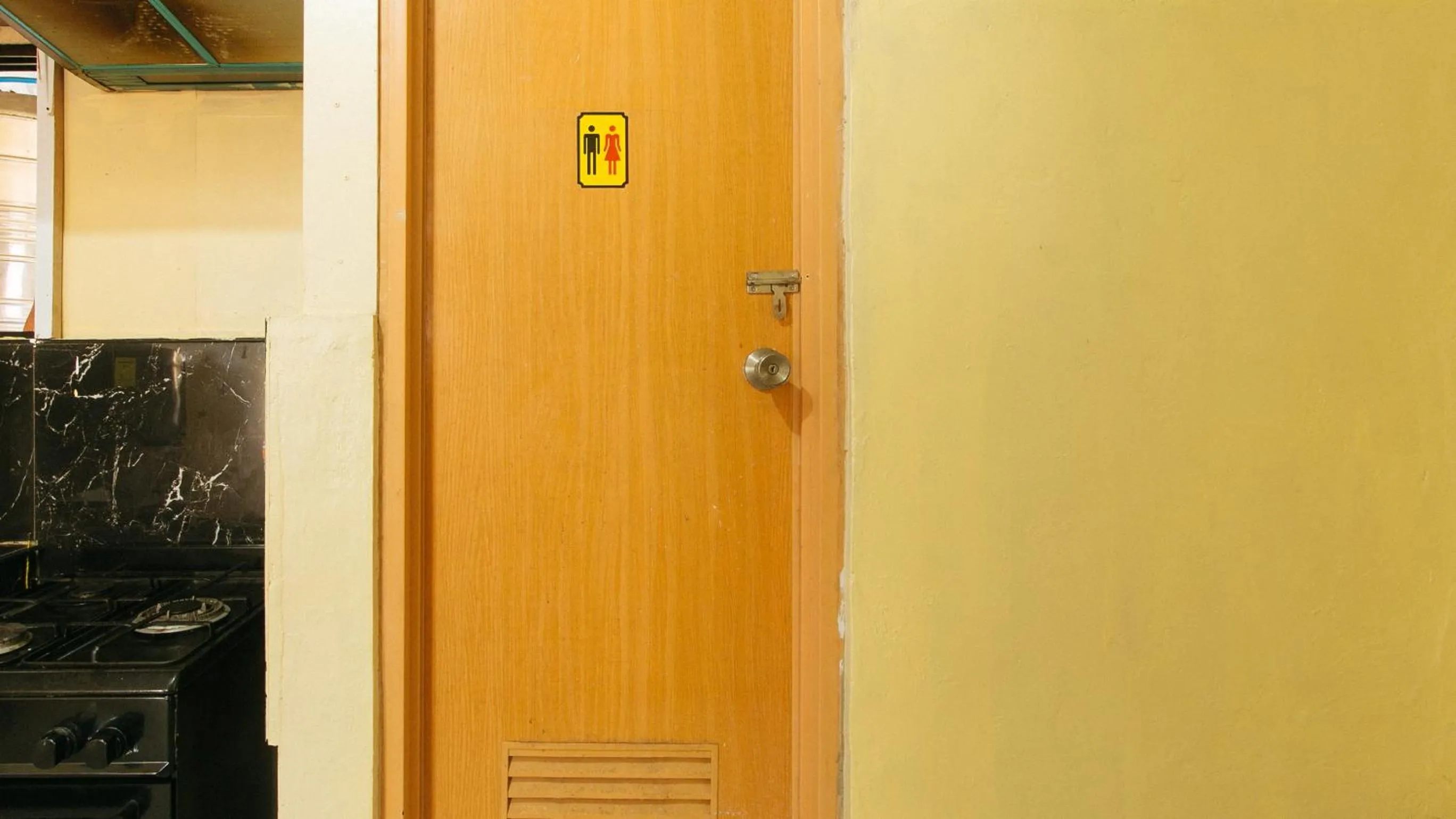 Bathroom in Cristian Jay Dormitory by RedDoorz