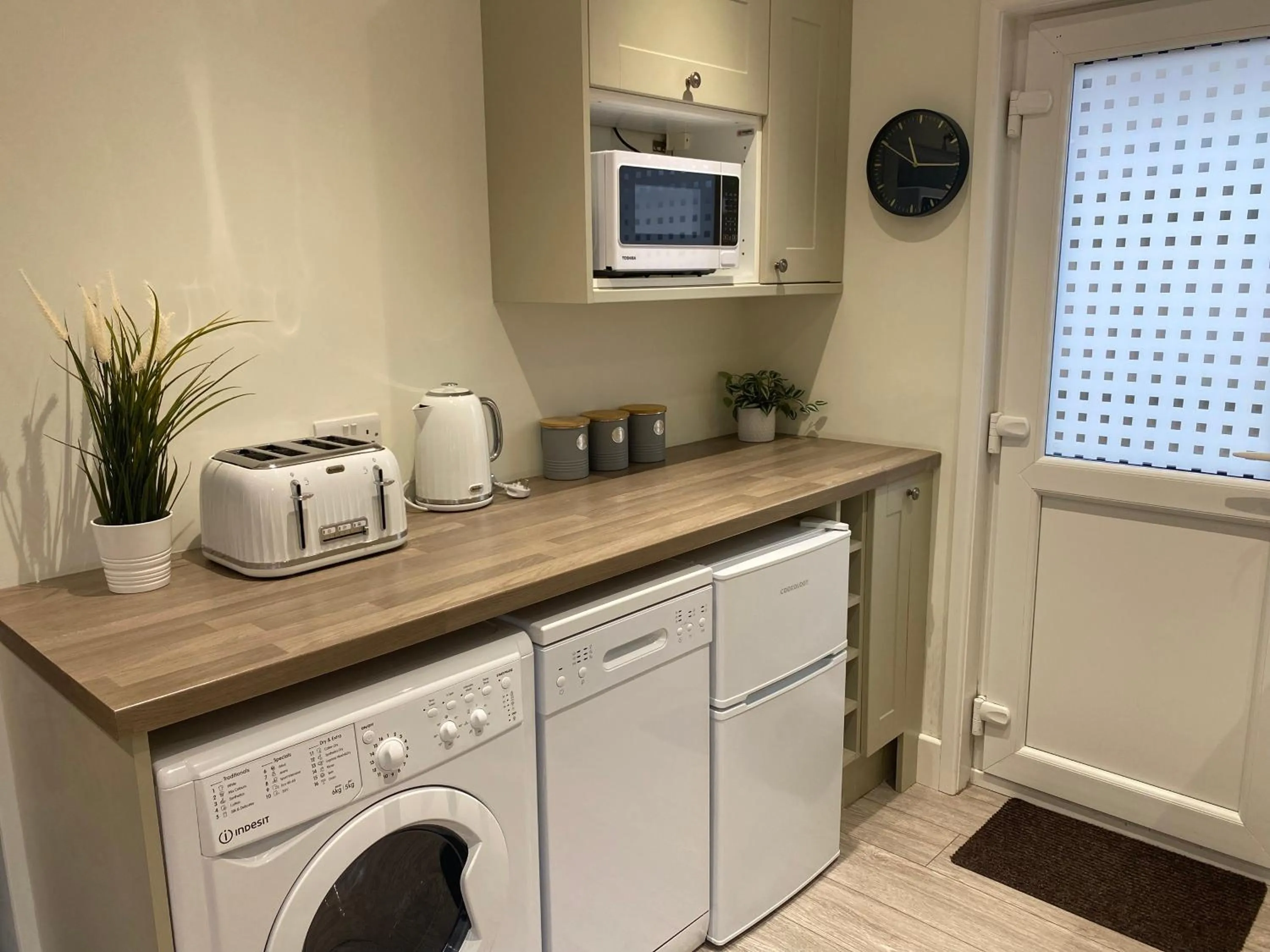 Kitchen or kitchenette in Gladstone Apartments by Bluebell Rooms