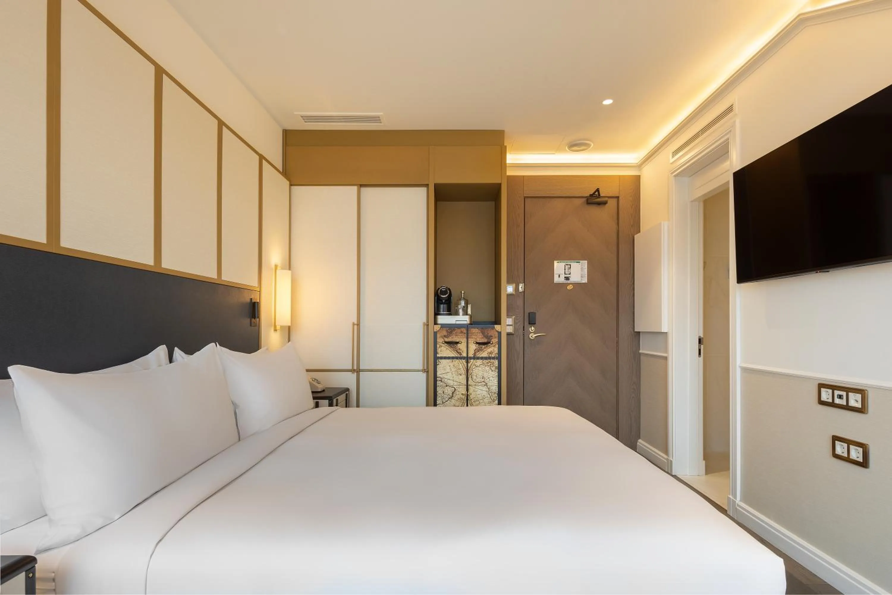 Bedroom, Bed in The Emerald House Lisbon - Curio Collection By Hilton