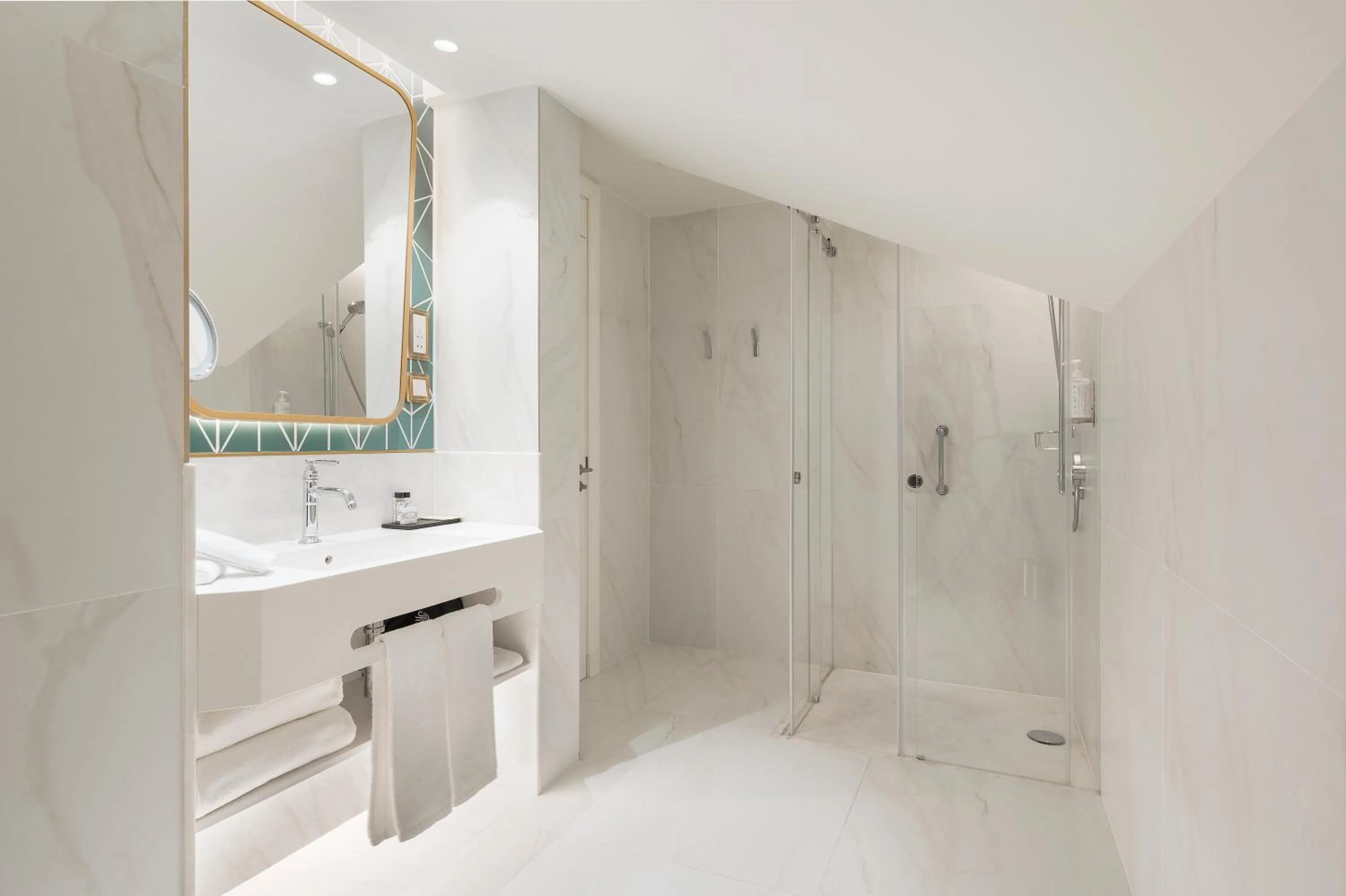 Bathroom in The Emerald House Lisbon - Curio Collection By Hilton