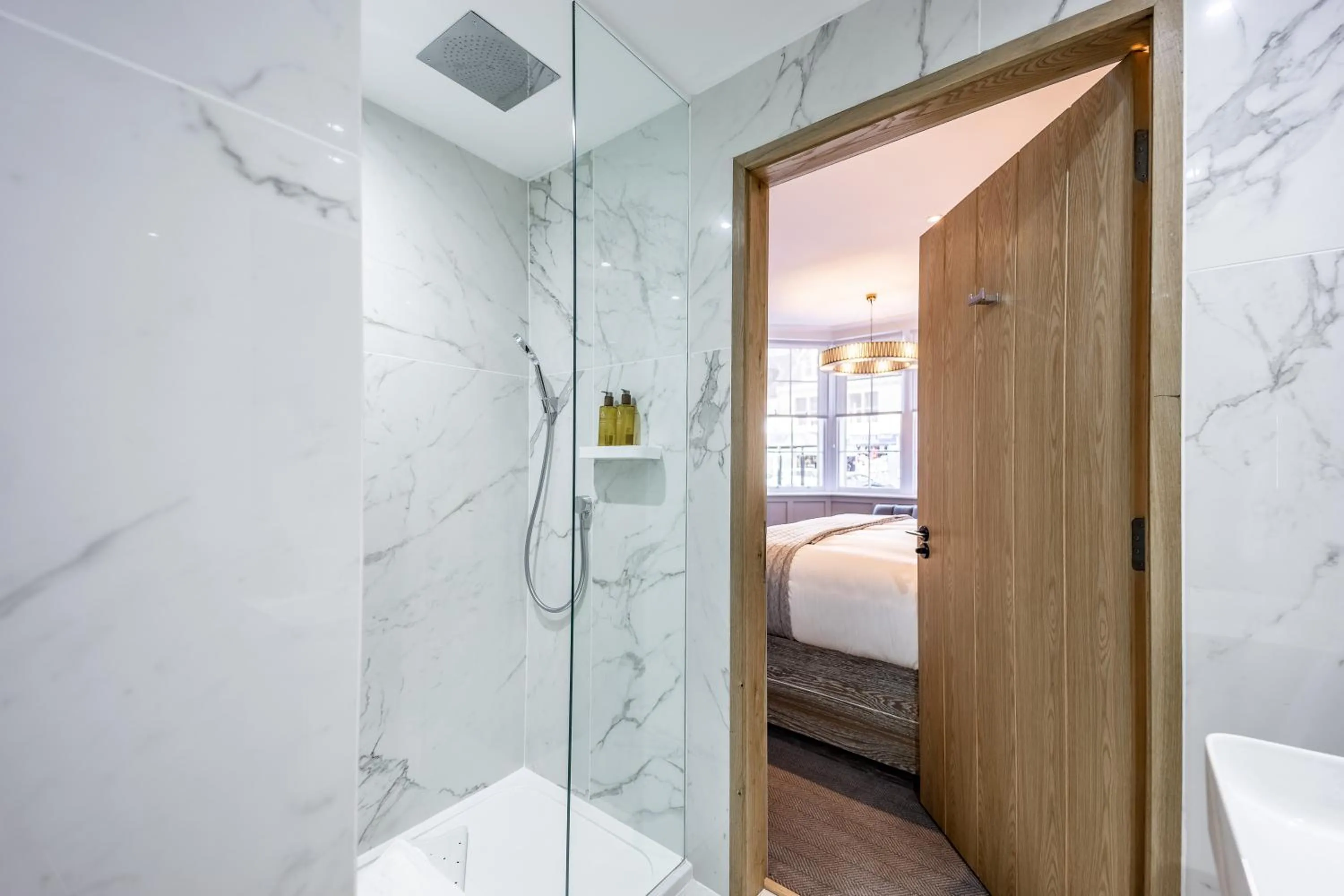Shower, Bed in No1 Apartments St Andrews - South Street