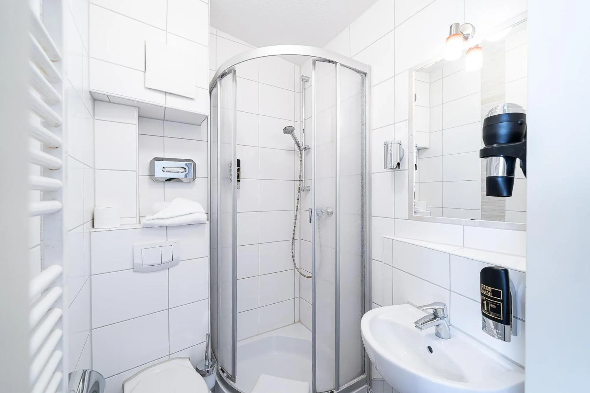 Shower in SleepBEEONE Wilhelmshaven