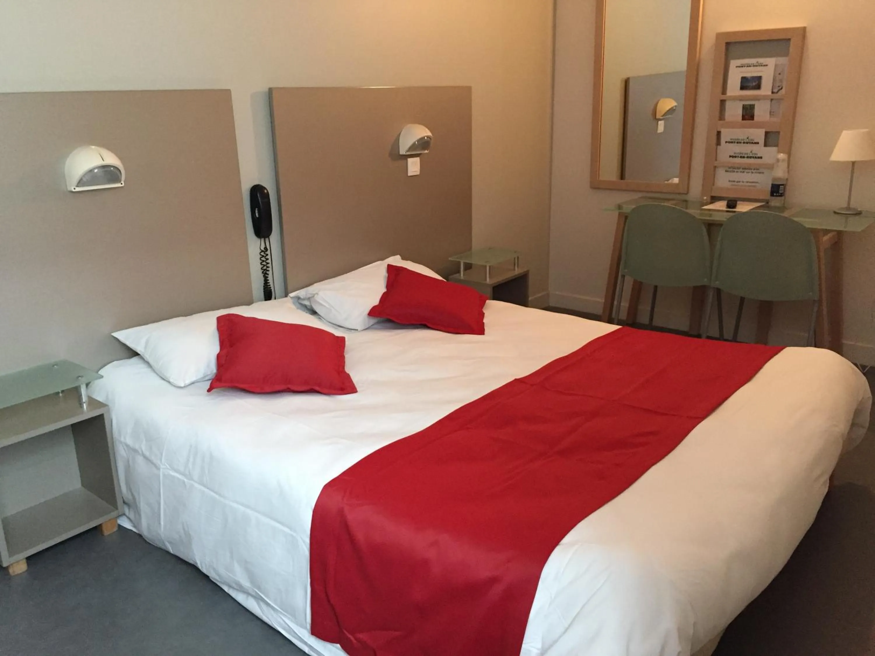 Bed in Hôtel du Musée de l'Eau