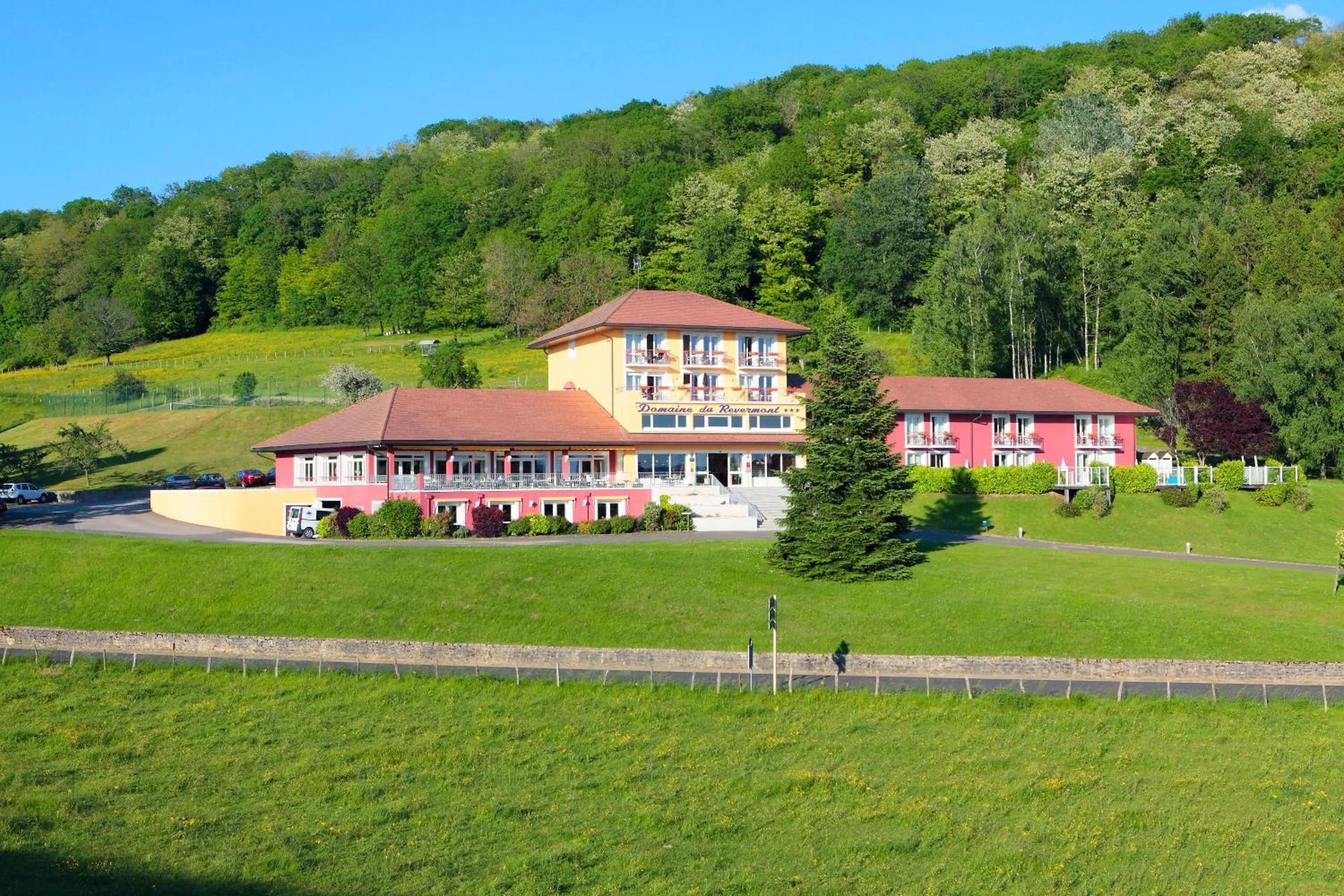 Facade/entrance in Domaine du Revermont - Logis Hotel