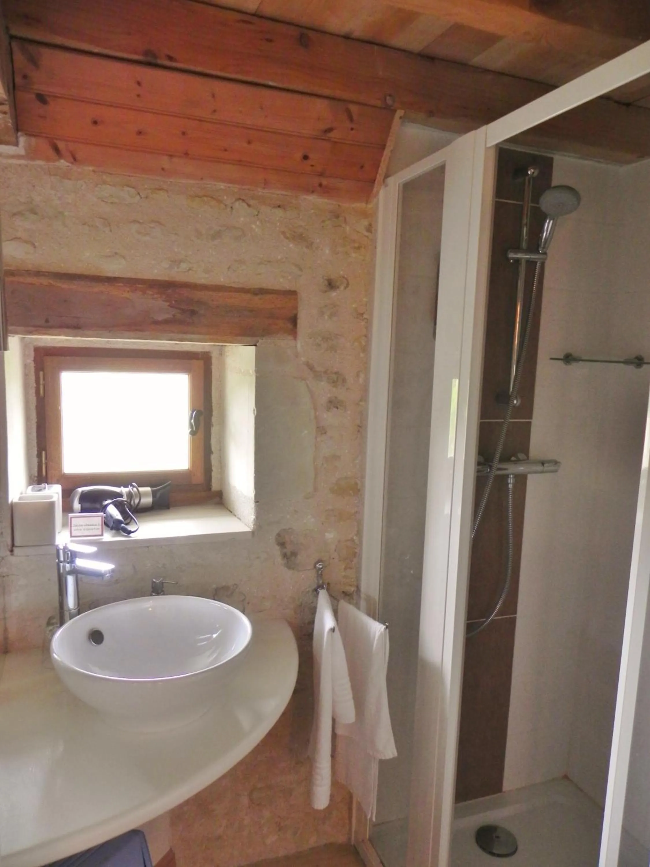 Bathroom in Le Pigeonnier du Perron Hôtel