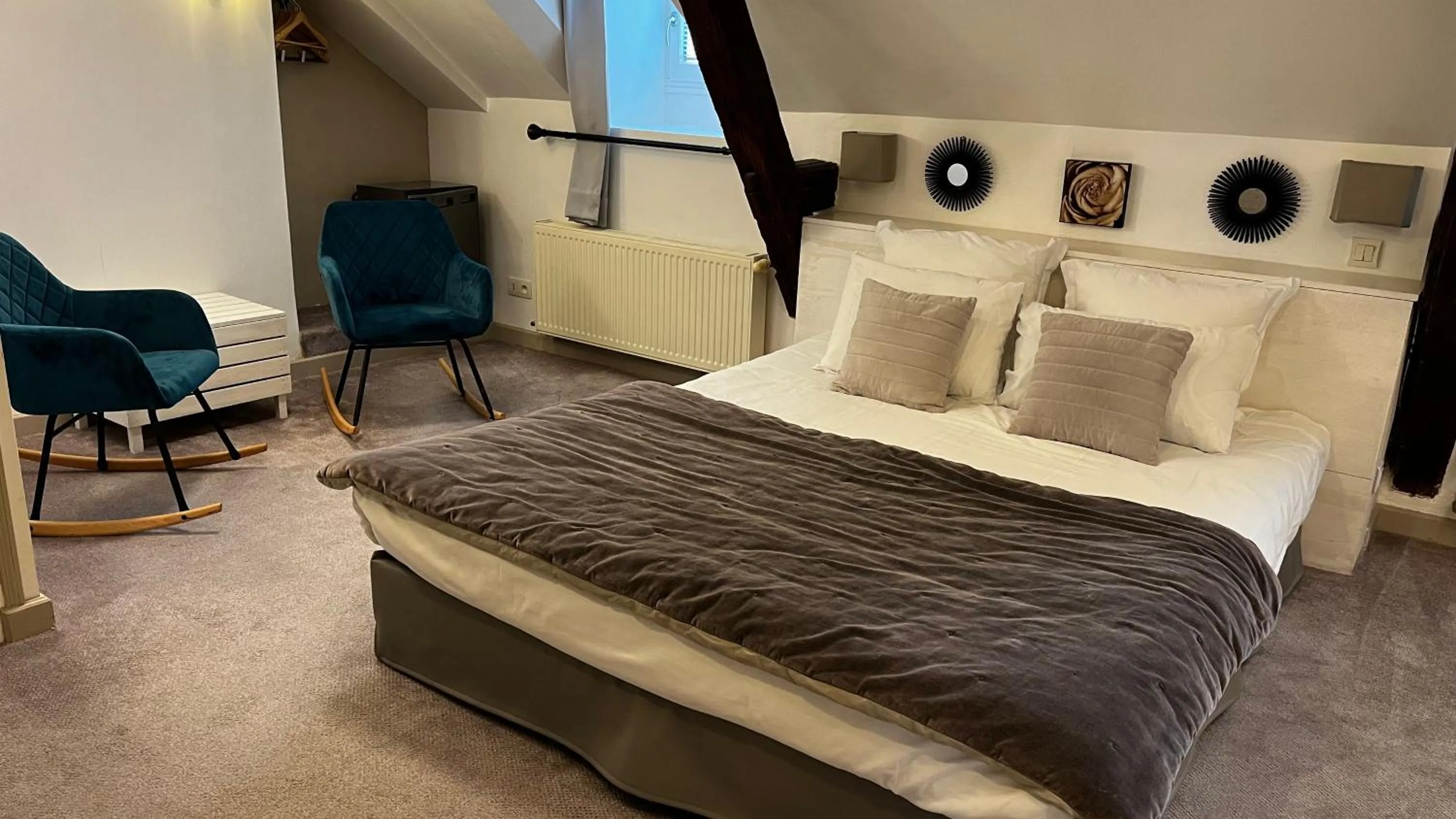 Bed in Le Pigeonnier du Perron Hôtel