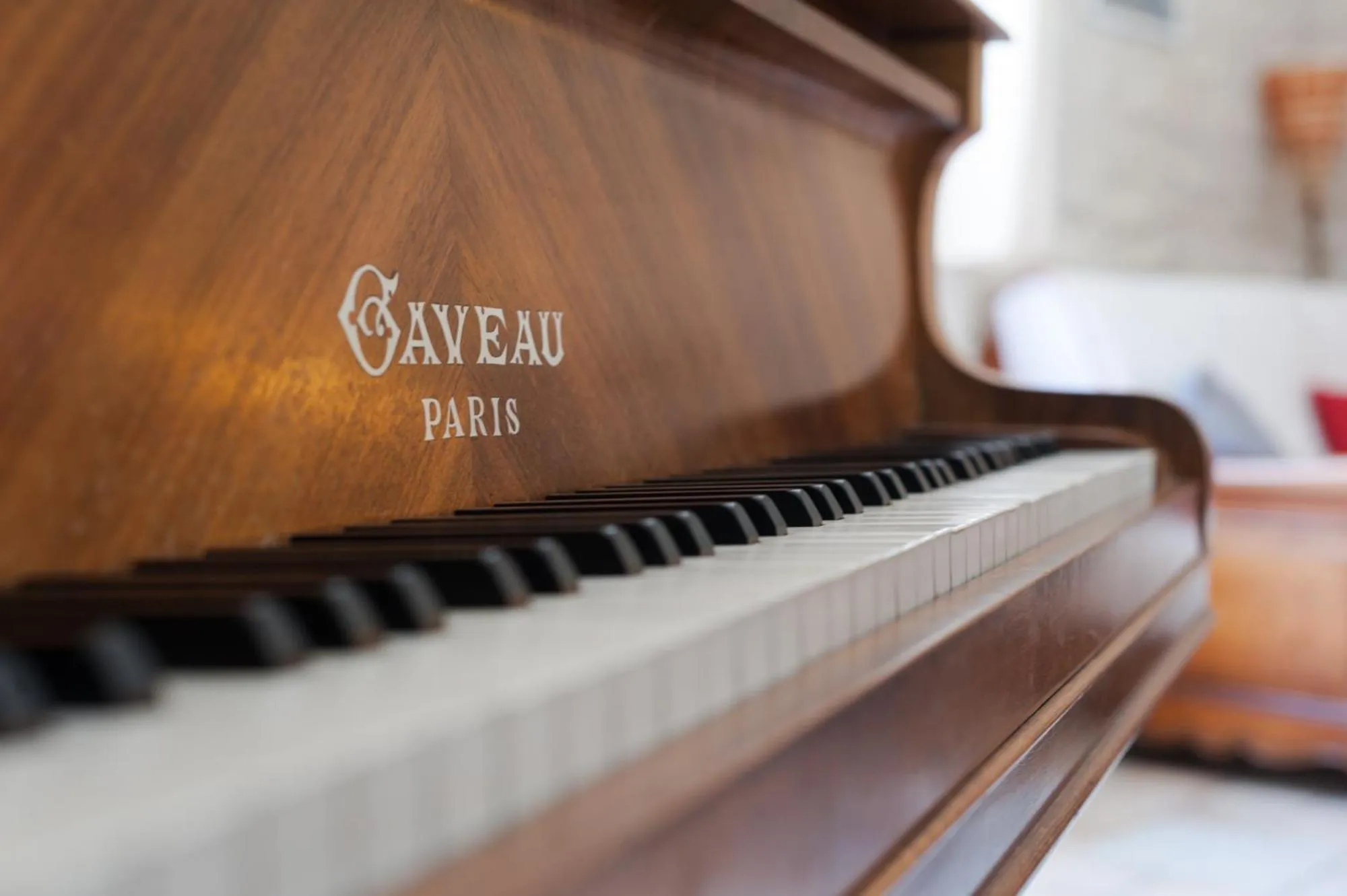 Seating area in Le Pigeonnier du Perron Hôtel