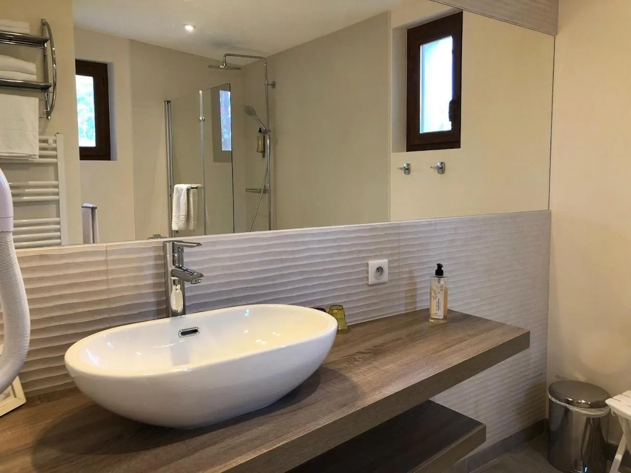 Bathroom in Le Pigeonnier du Perron Hôtel