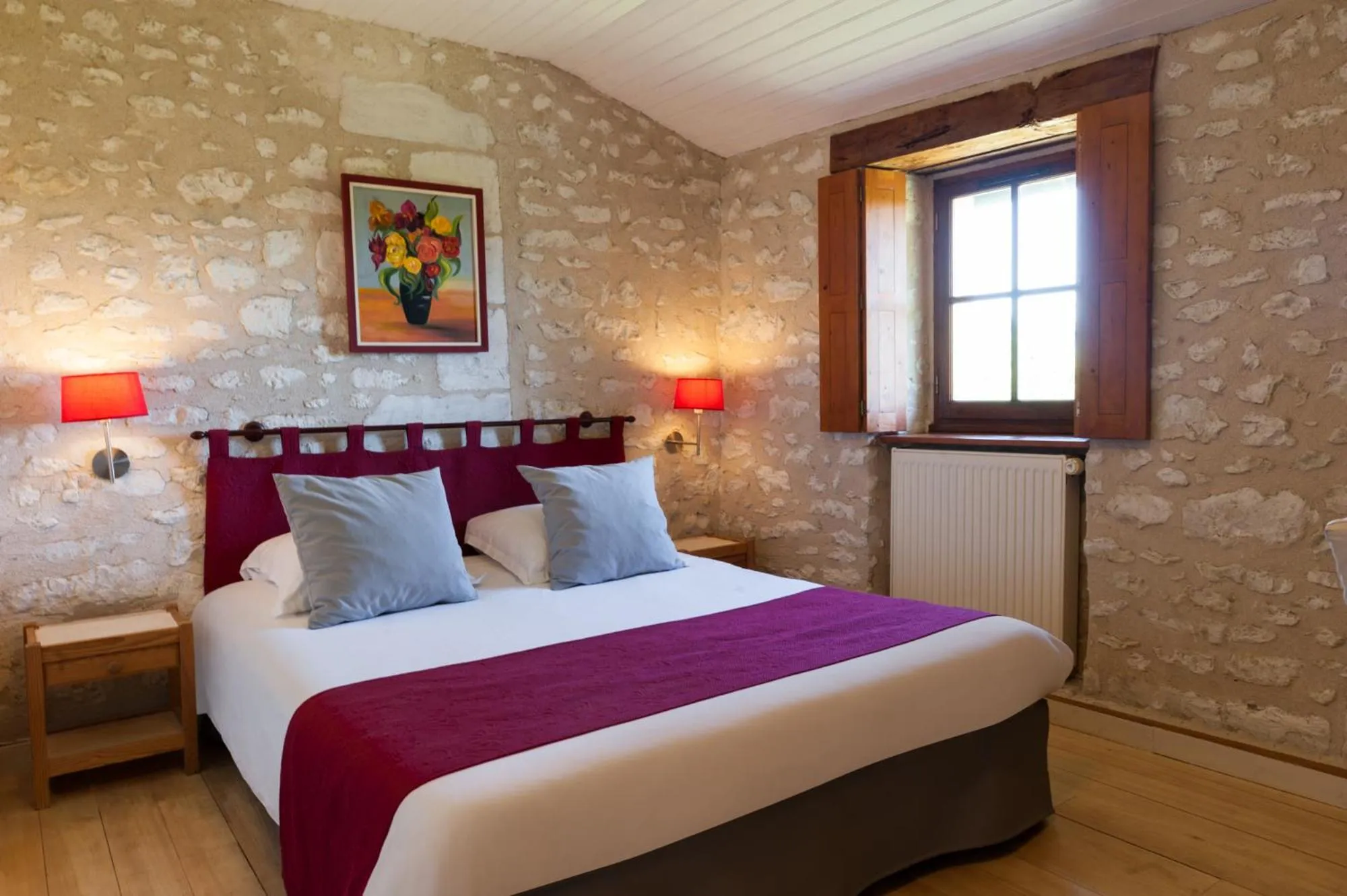 Photo of the whole room, Bed in Le Pigeonnier du Perron Hôtel