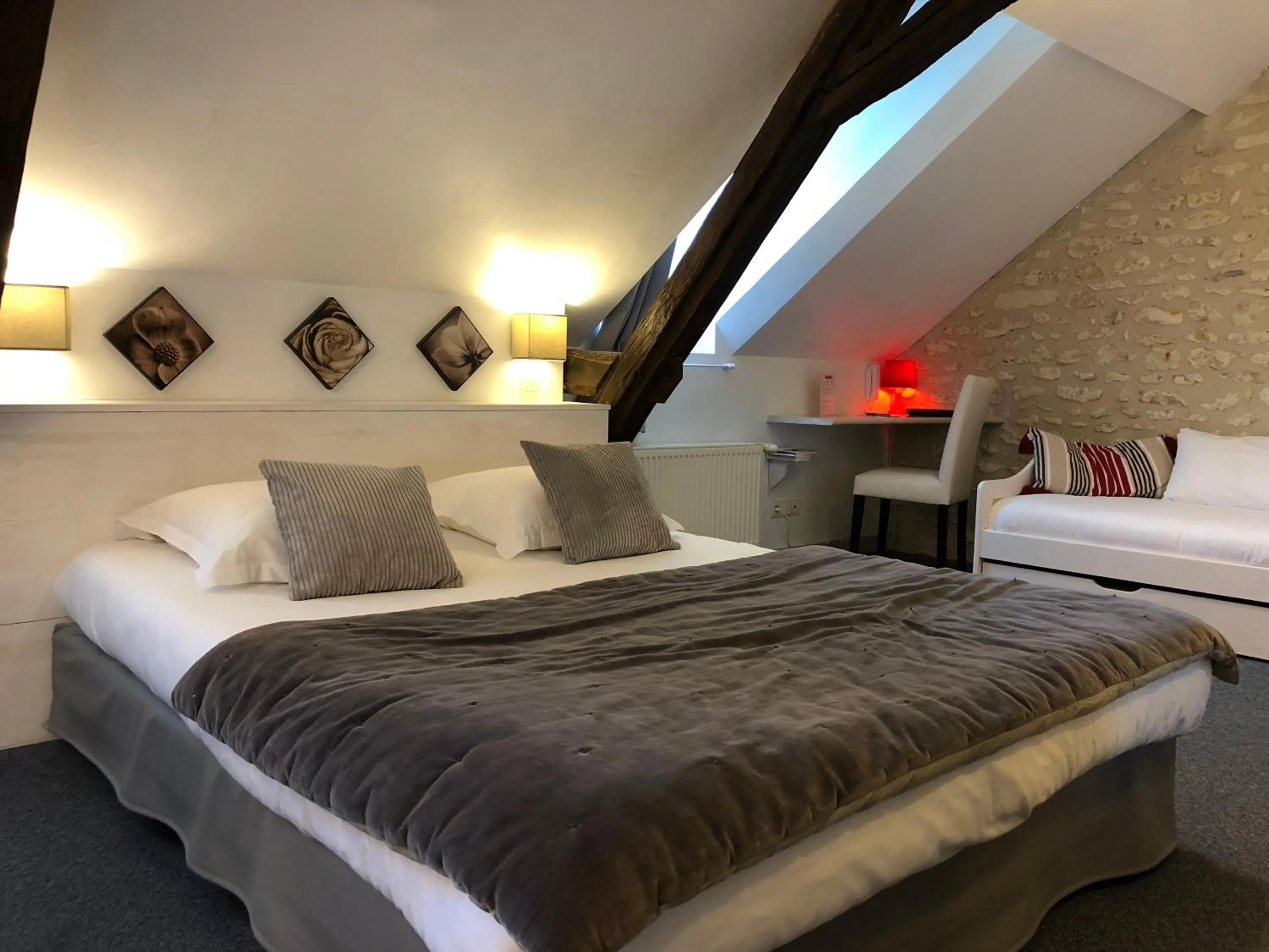 Bed in Le Pigeonnier du Perron Hôtel