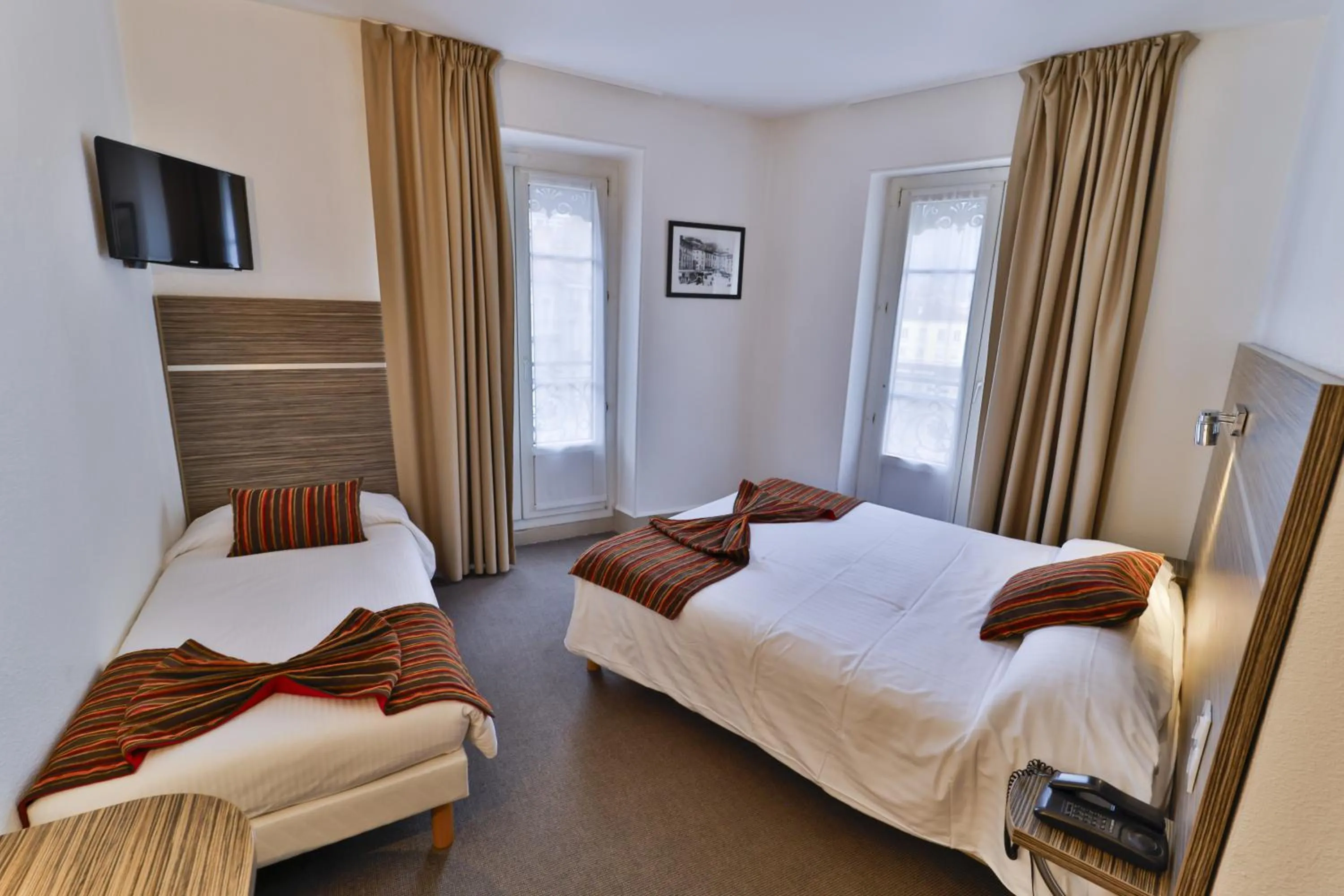 TV and multimedia, Bed in Hôtel de l'Europe Grenoble hyper-centre