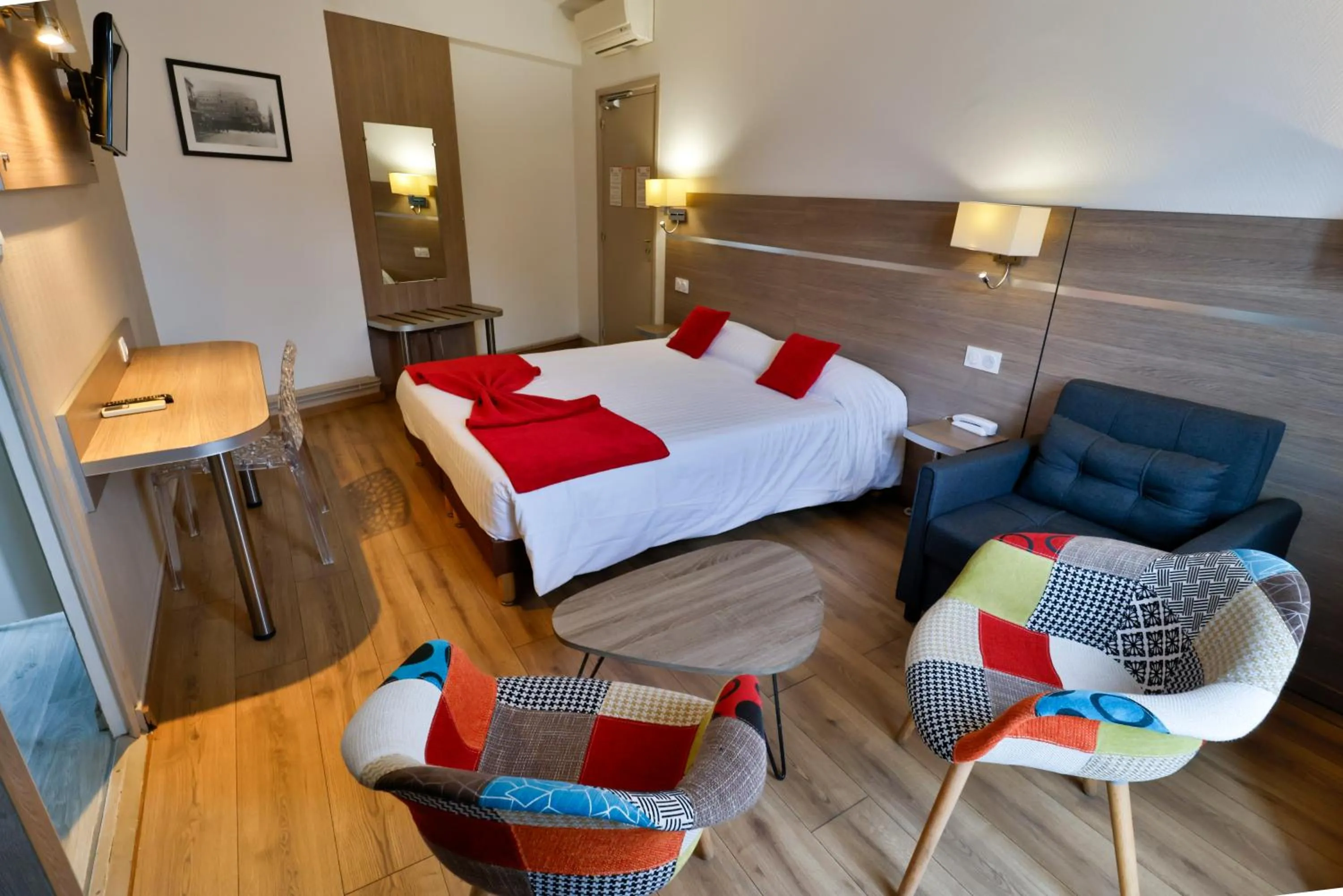 Bed in Hôtel de l'Europe Grenoble hyper-centre