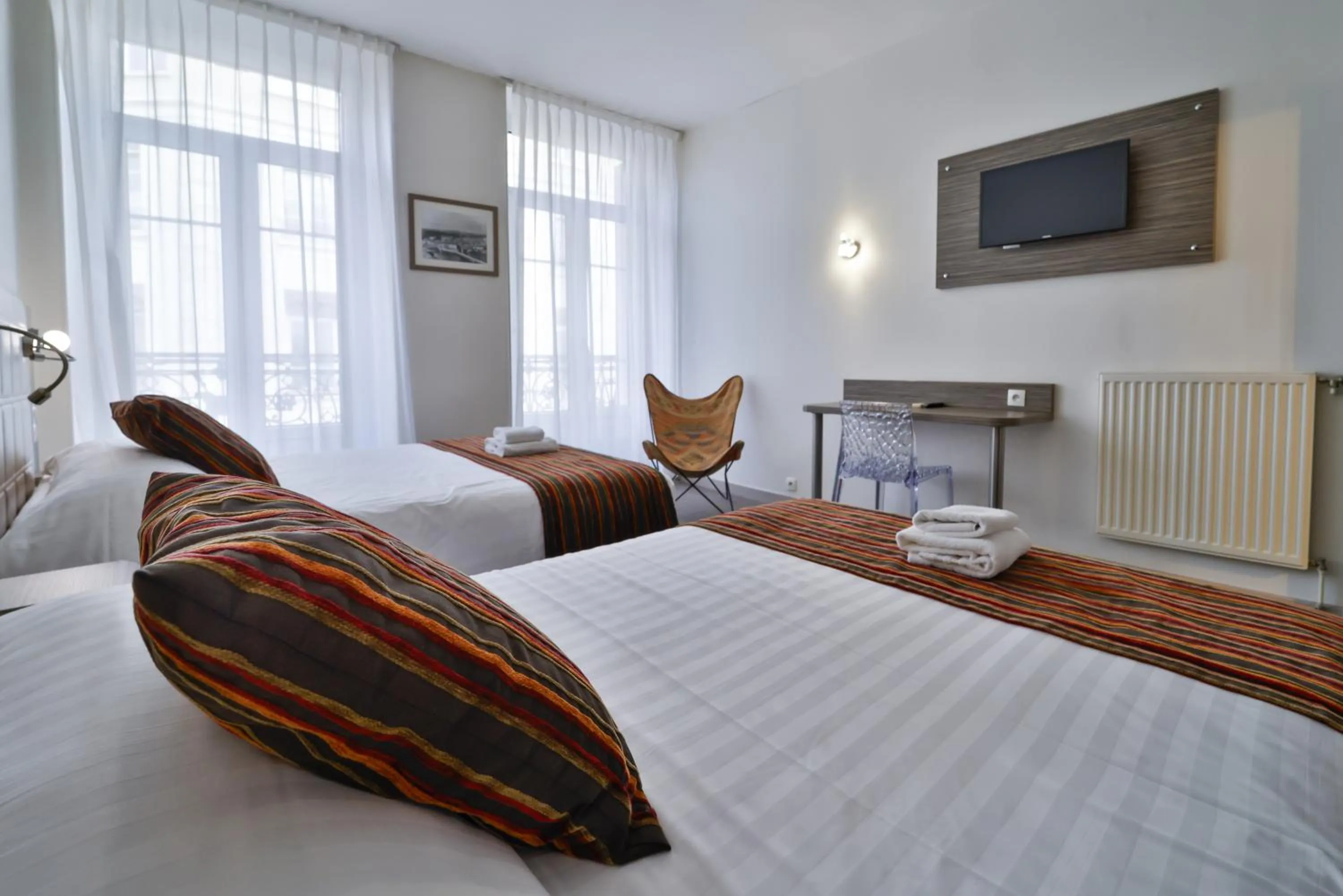 Bed in Hôtel de l'Europe Grenoble hyper-centre