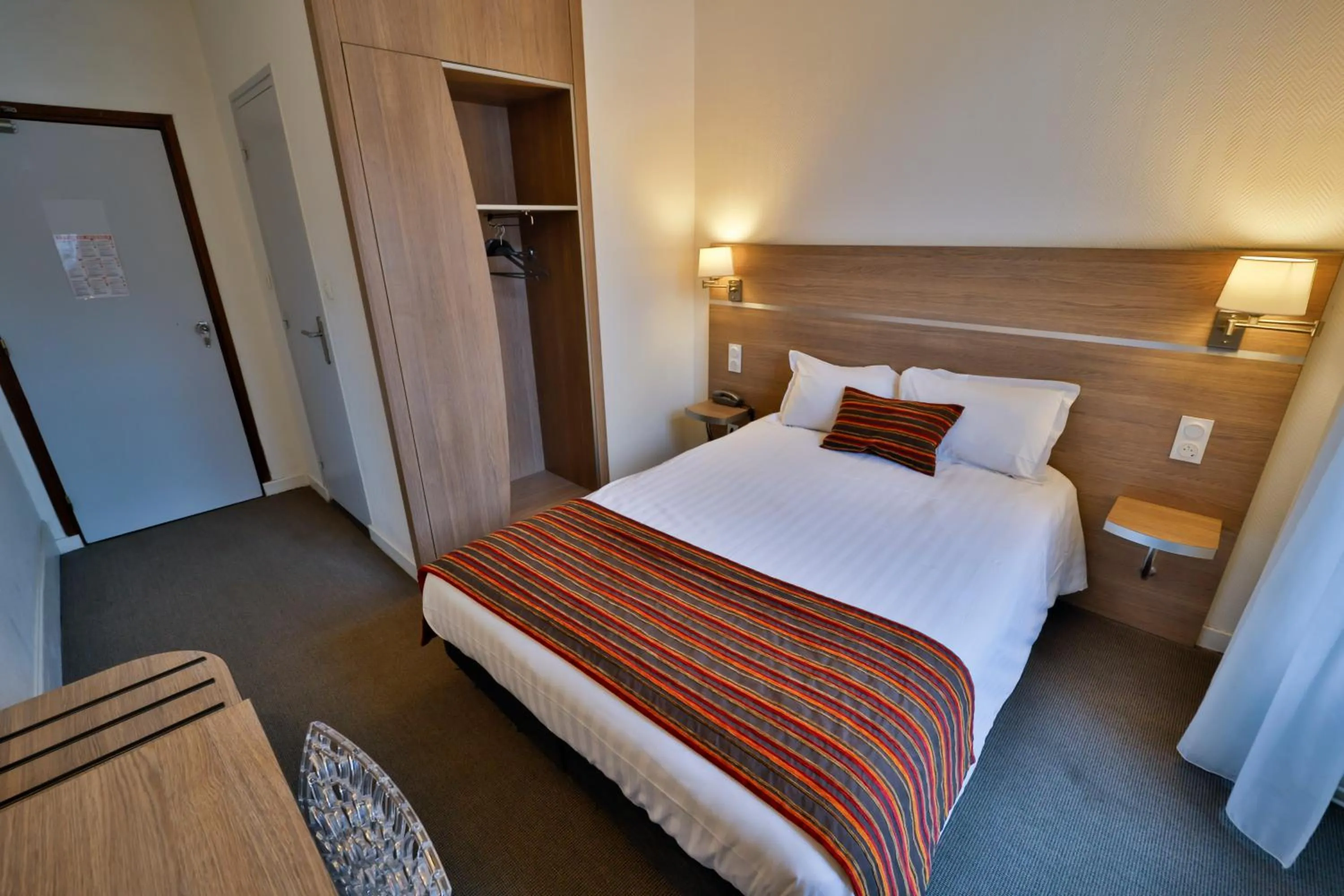 Photo of the whole room, Bed in Hôtel de l'Europe Grenoble hyper-centre