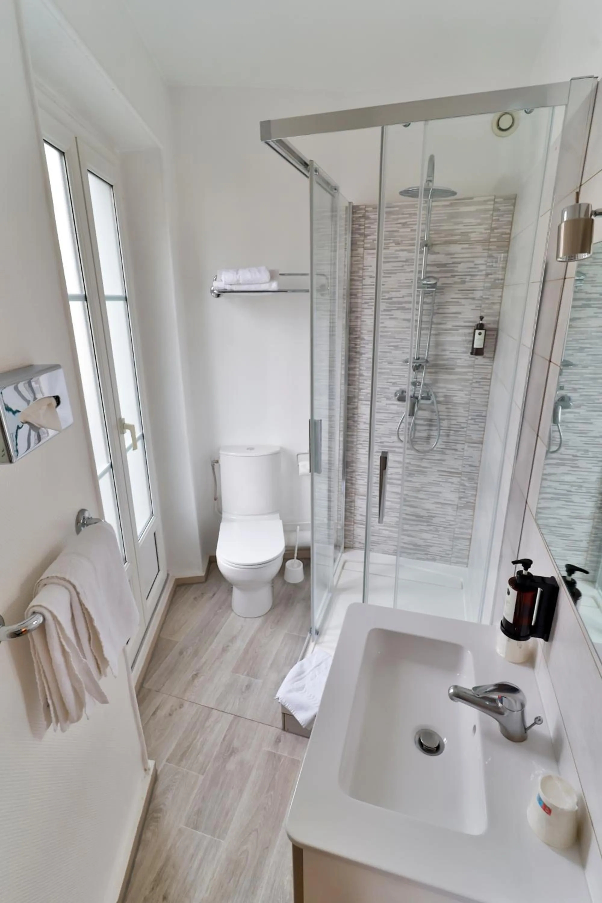 Shower in Hôtel de l'Europe Grenoble hyper-centre