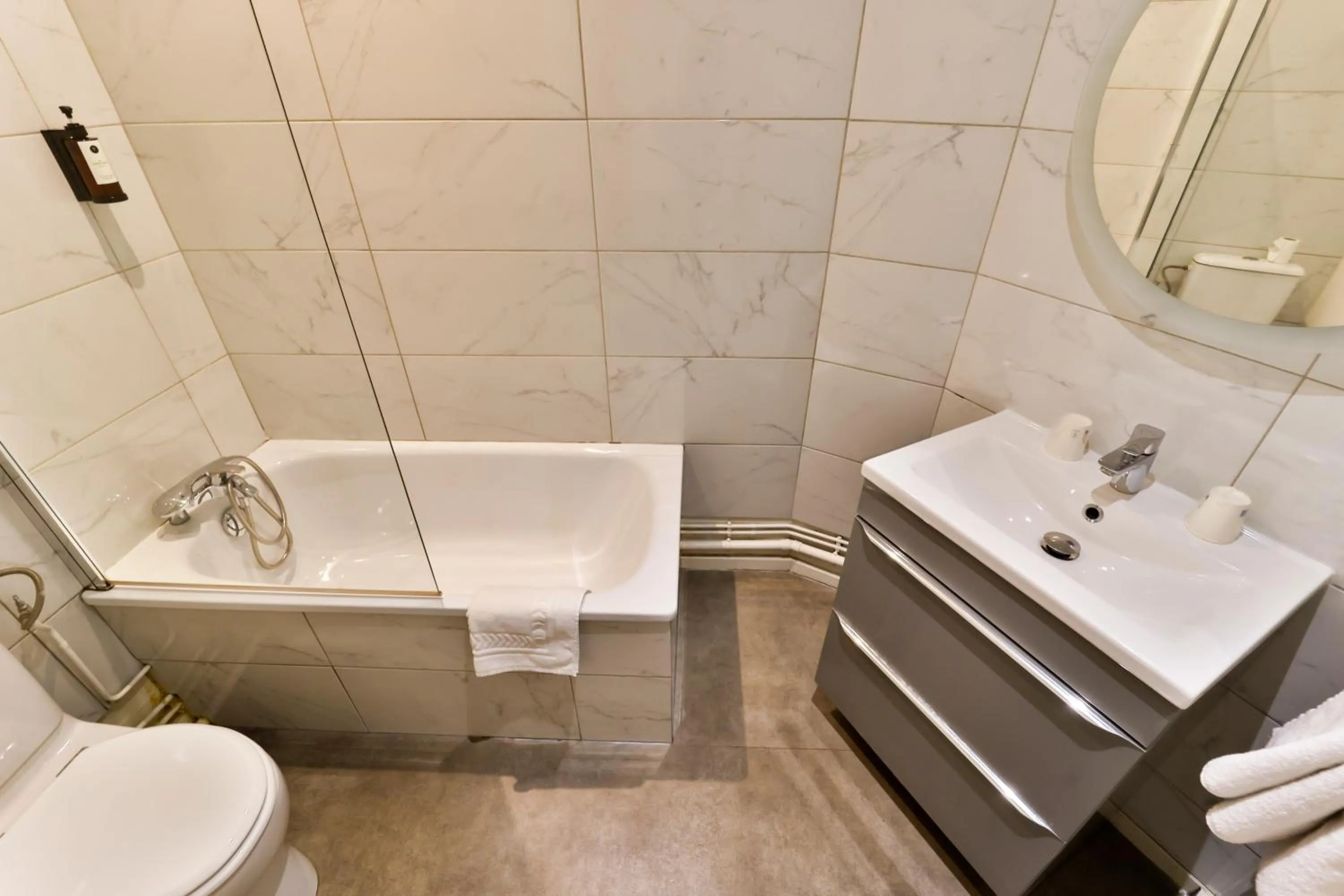 Bathroom in Hôtel de l'Europe Grenoble hyper-centre