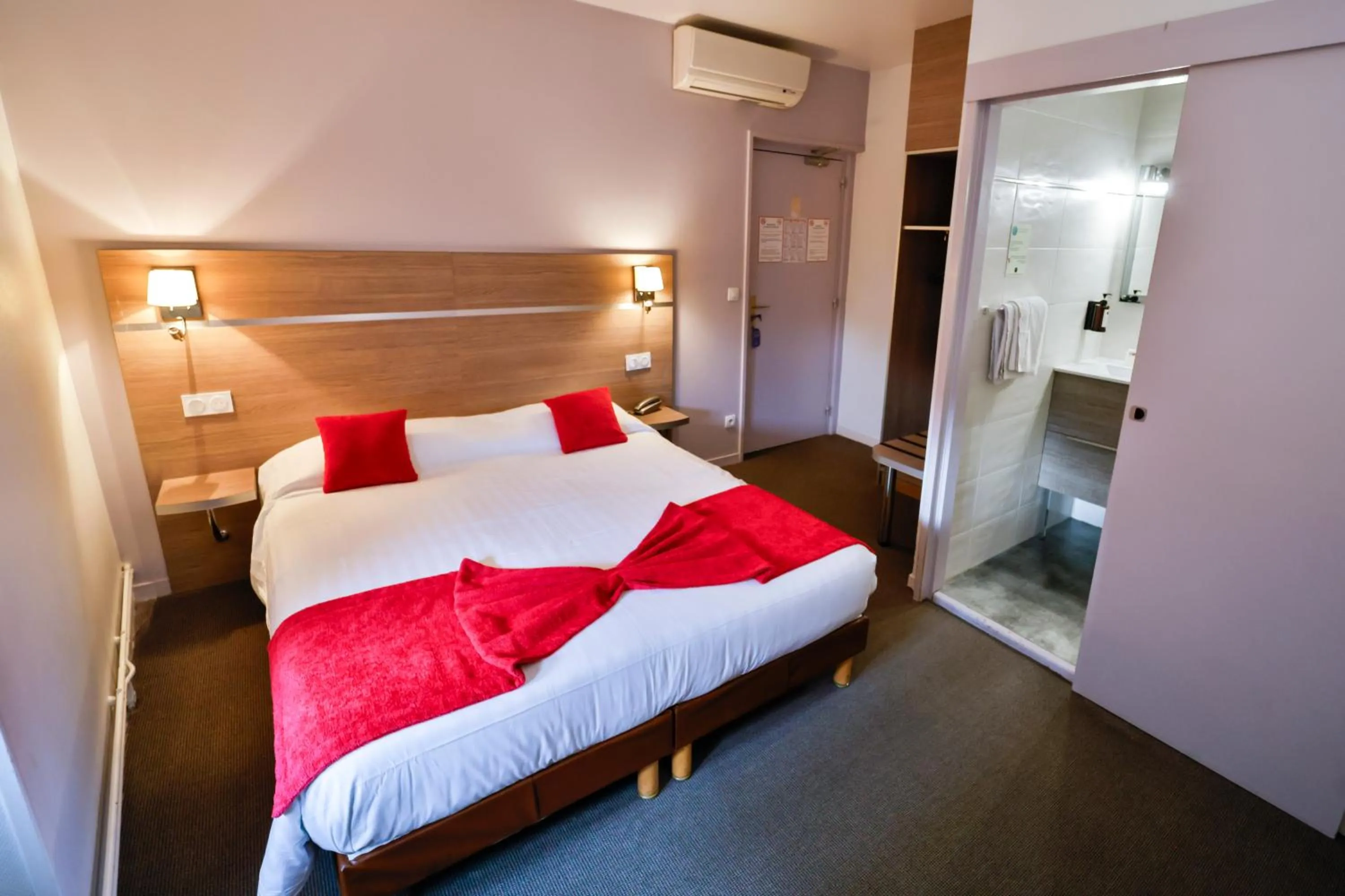 Bed in Hôtel de l'Europe Grenoble hyper-centre