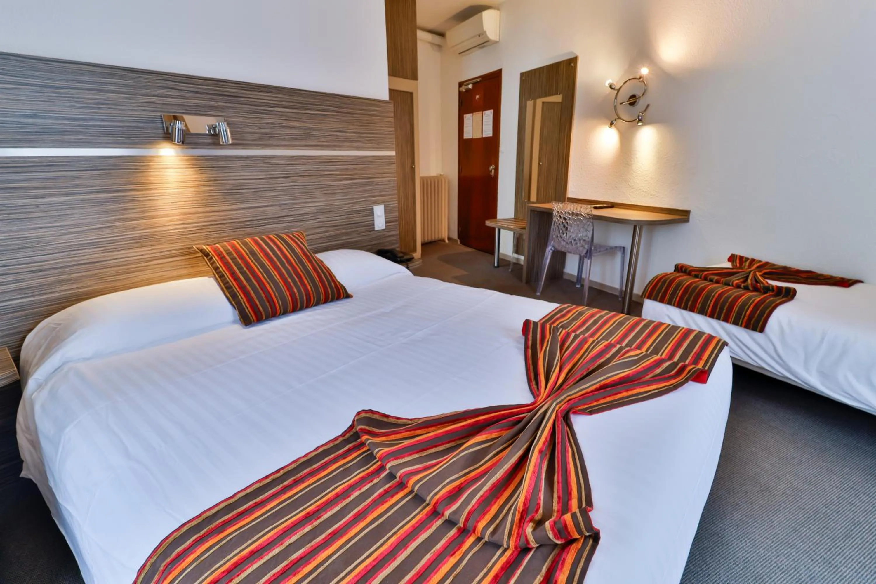 Bed in Hôtel de l'Europe Grenoble hyper-centre