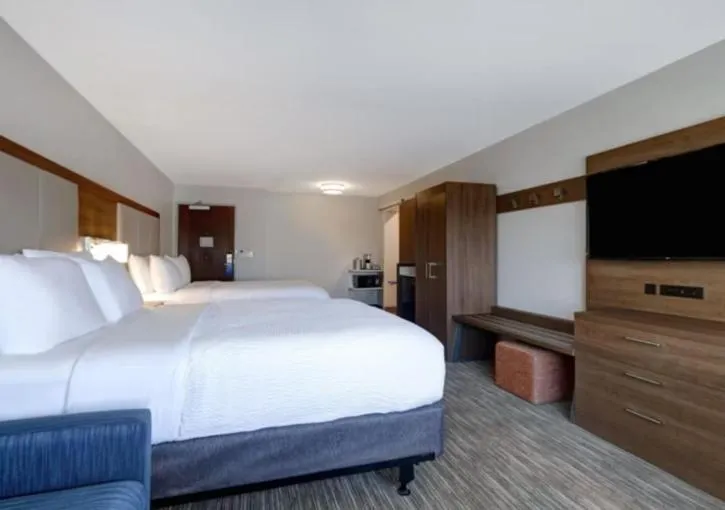 Bed in Holiday Inn Express & Suites - Detroit - Dearborn by IHG