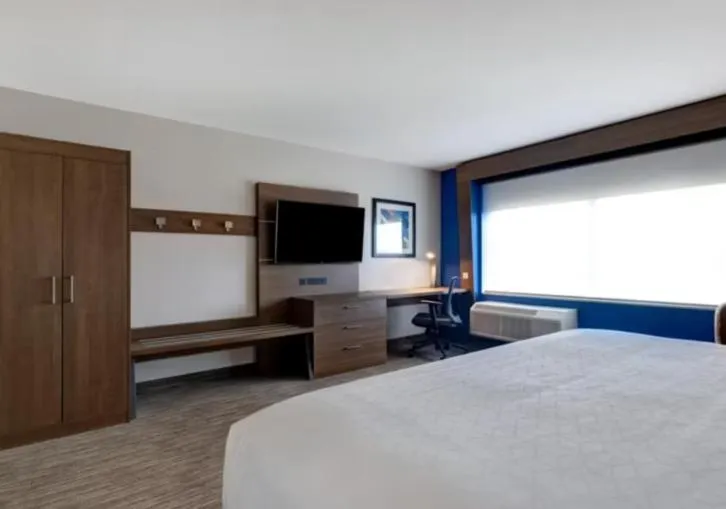Bed in Holiday Inn Express & Suites - Detroit - Dearborn by IHG