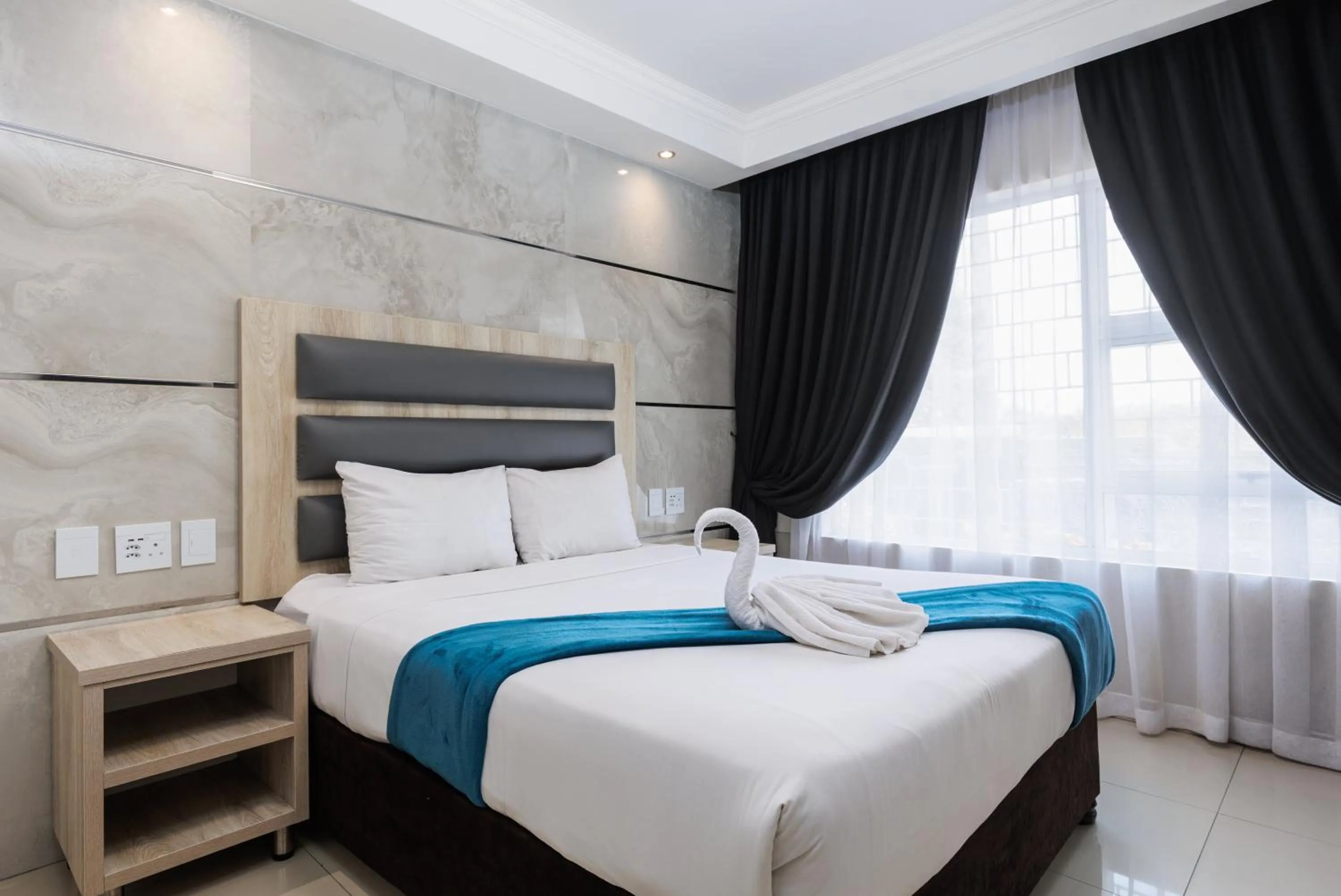 Bed in Bayside Taj Hotel