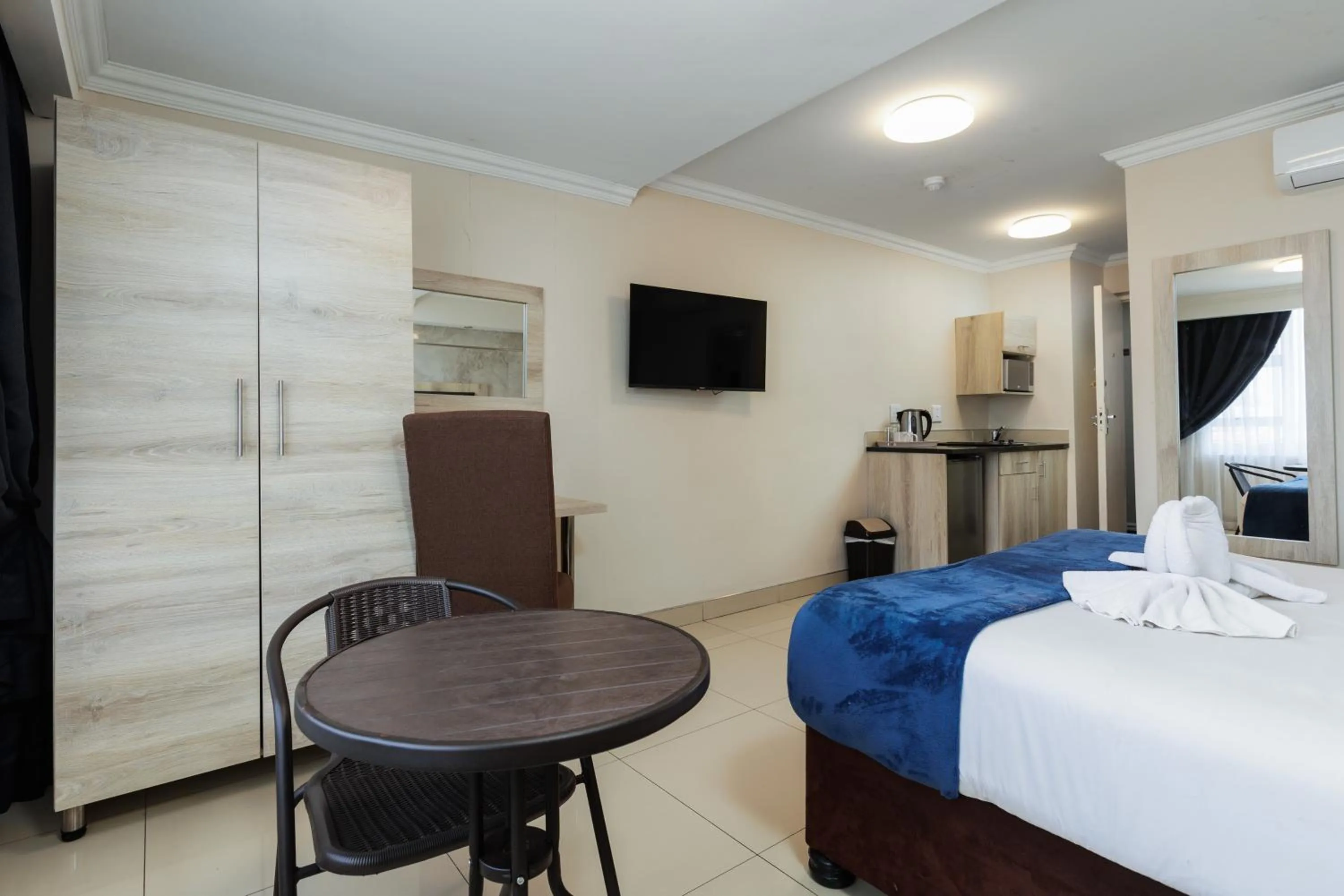 Bed in Bayside Taj Hotel