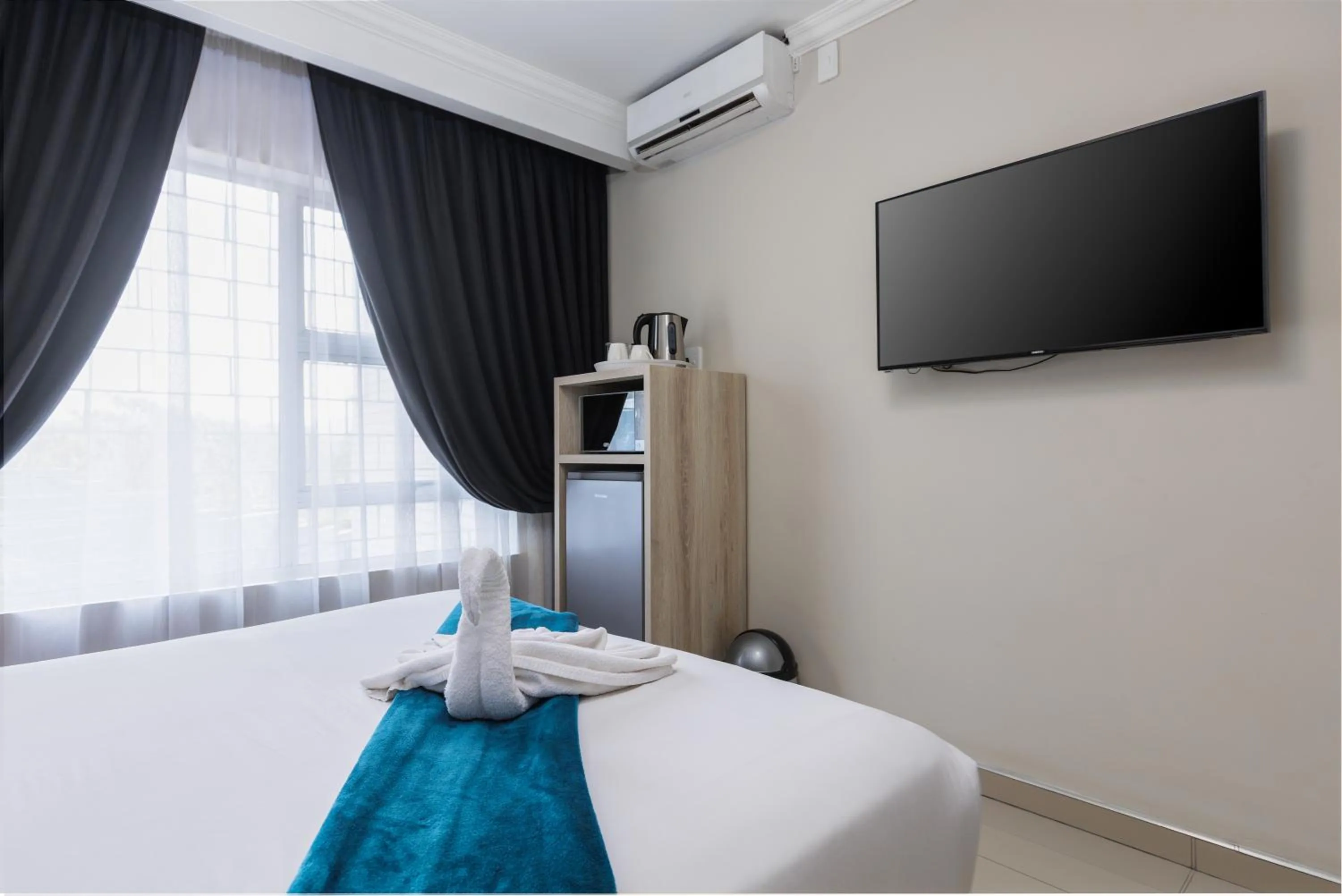 Bed in Bayside Taj Hotel