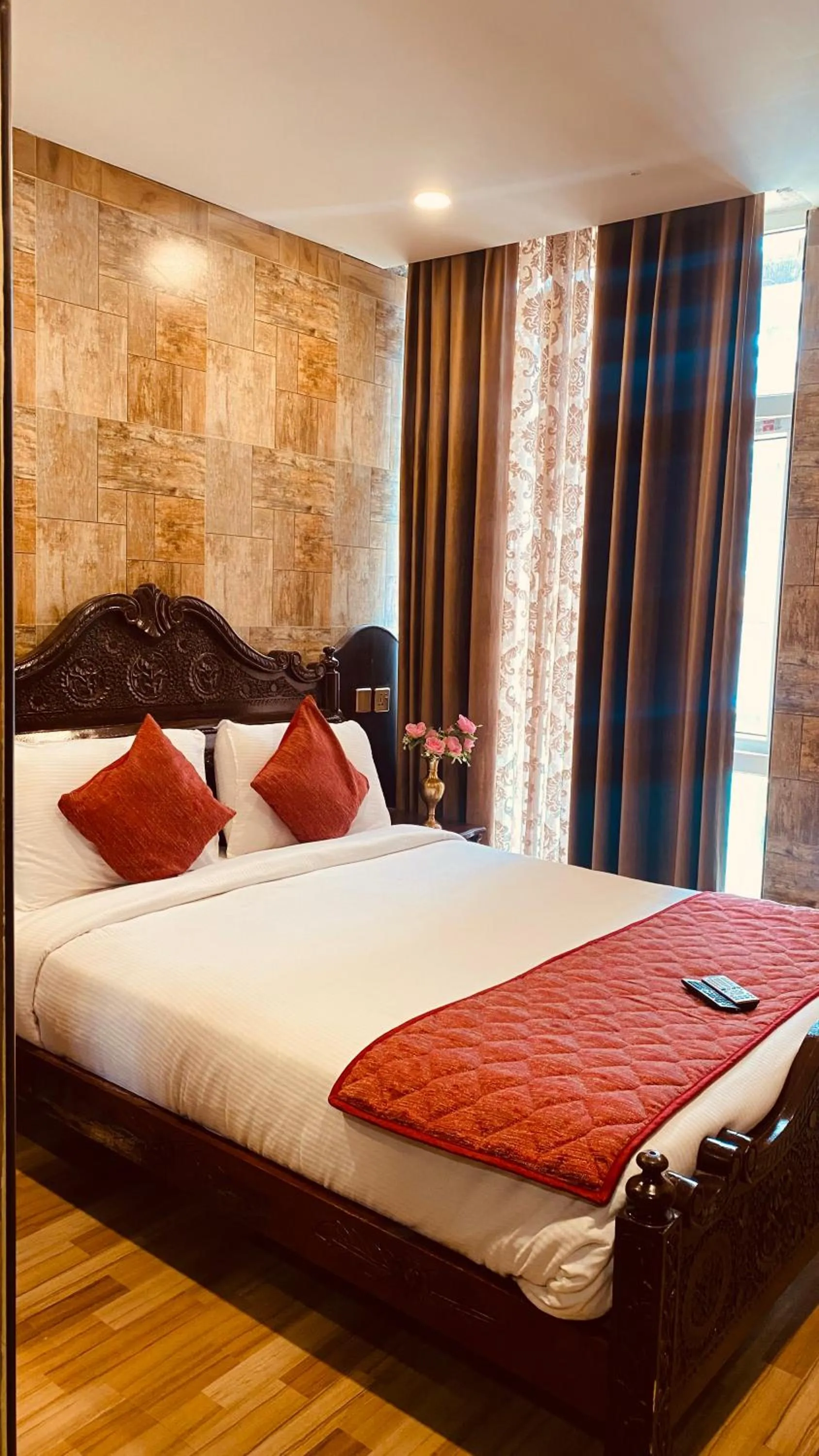 Bed in HYDERS PARK- THE LUXURY HOTEL