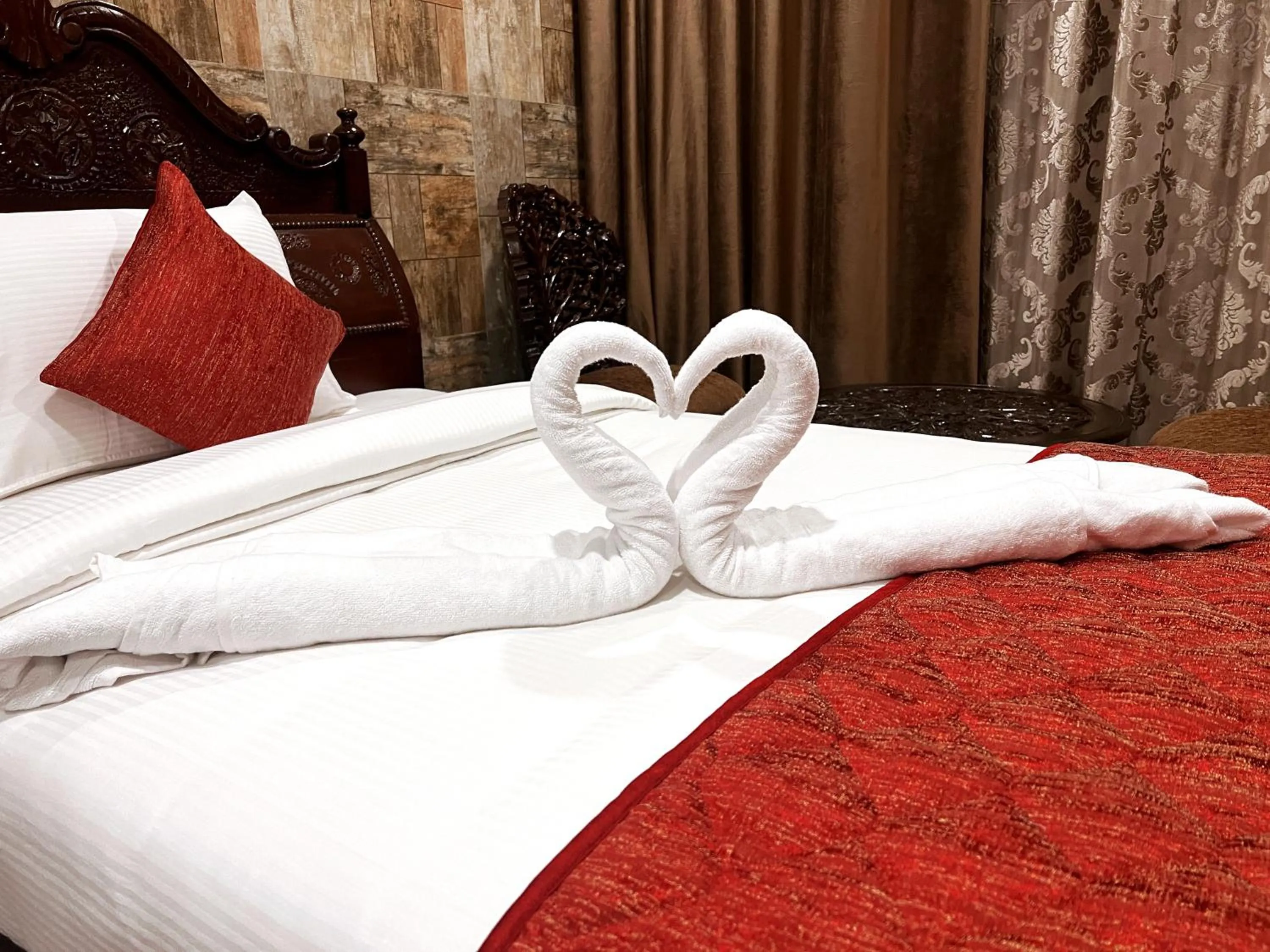 Bed in HYDERS PARK- THE LUXURY HOTEL