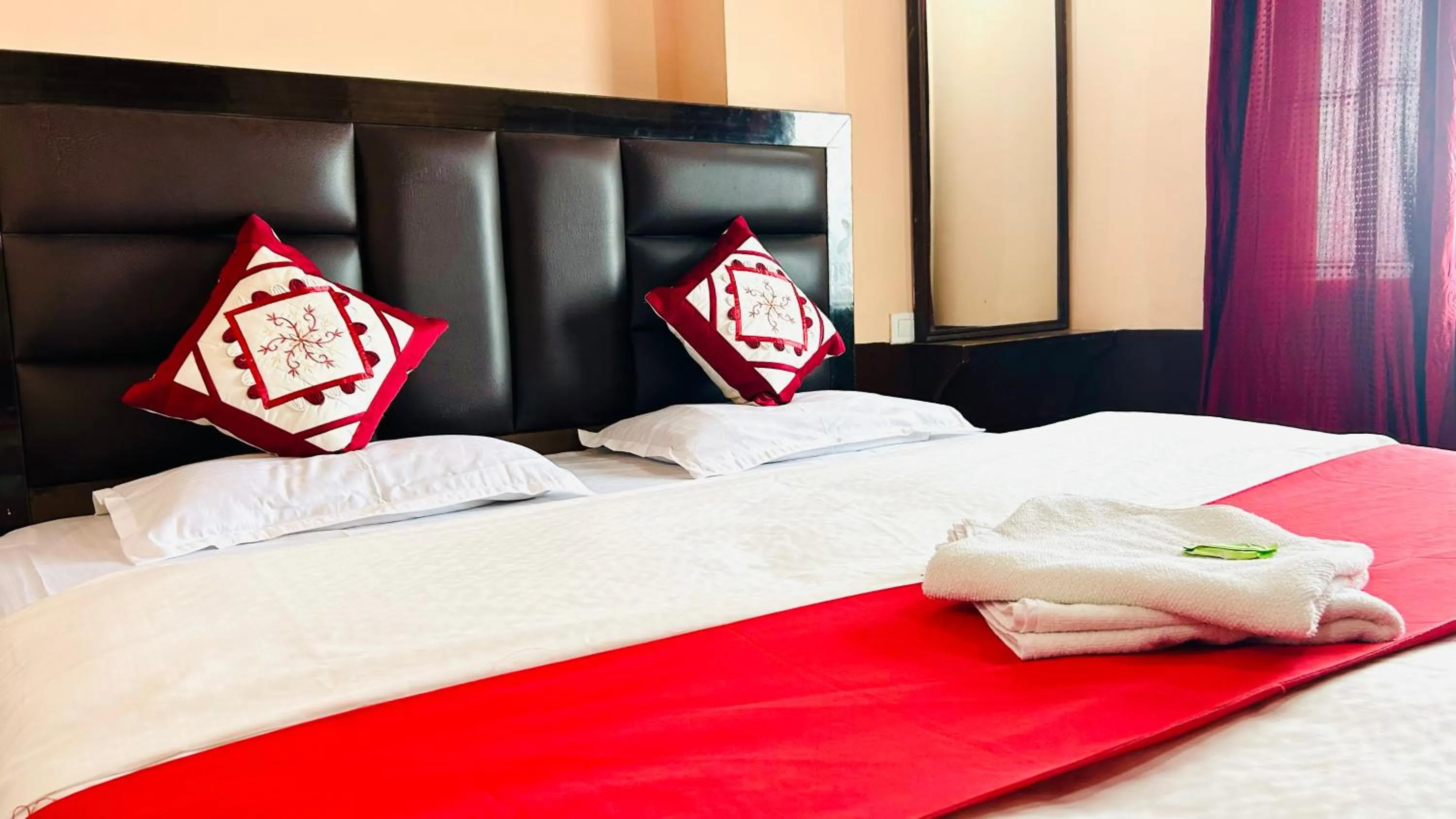 Photo of the whole room, Bed in HANU VATIKA The FAMILY CHOICE