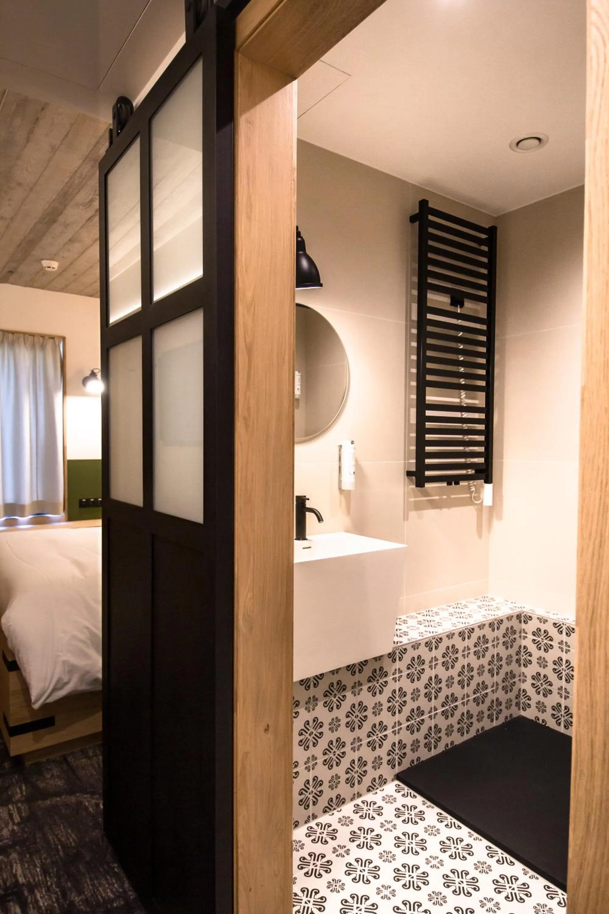 Bathroom, Bed in De Brauhotel - Hôtel de la Brasserie Nationale