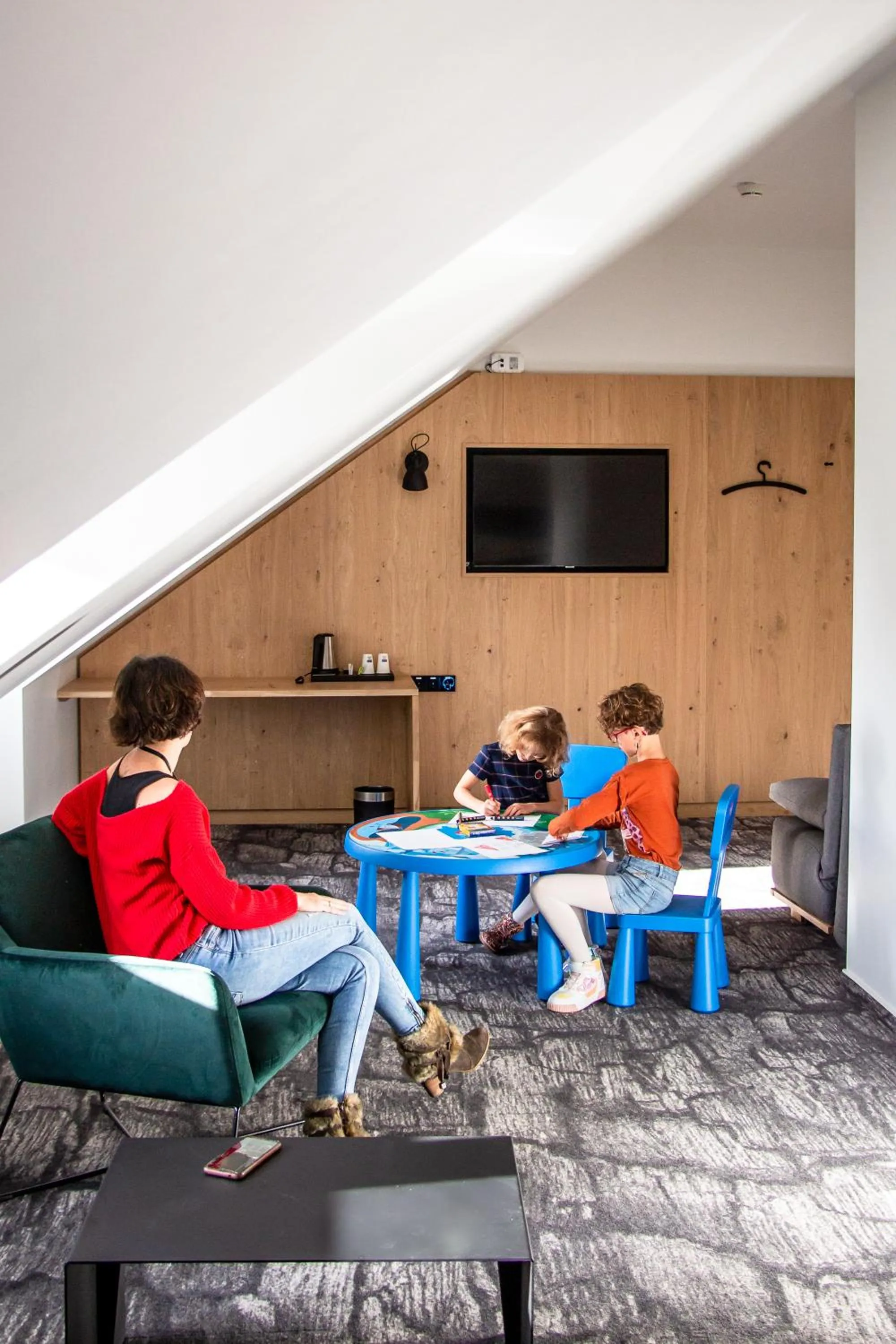 Communal lounge/ TV room in De Brauhotel - Hôtel de la Brasserie Nationale