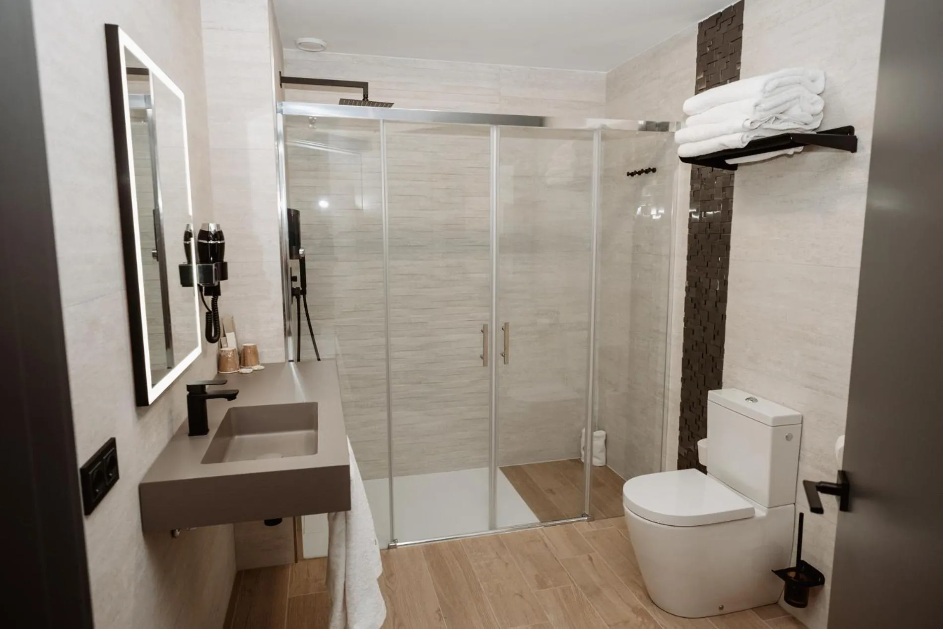 Bathroom in Hotel GilMar Orellana la Vieja