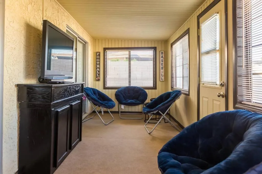 Cozy, quiet house, covered patio dining, sun room