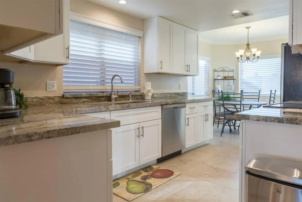 Cozy, quiet house, covered patio dining, sun room