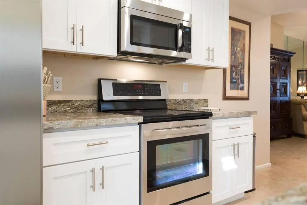 Cozy, quiet house, covered patio dining, sun room