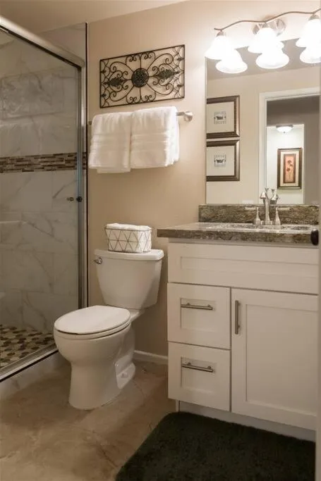 Cozy, quiet house, covered patio dining, sun room