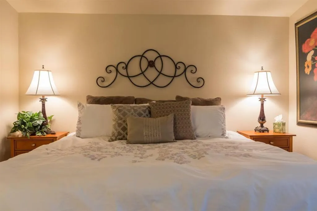 Bed in Cozy, quiet house, covered patio dining, sun room