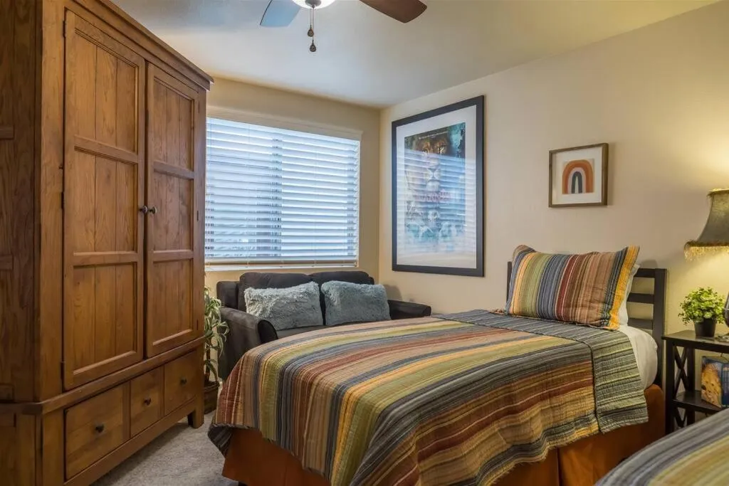 Bed in Cozy, quiet house, covered patio dining, sun room