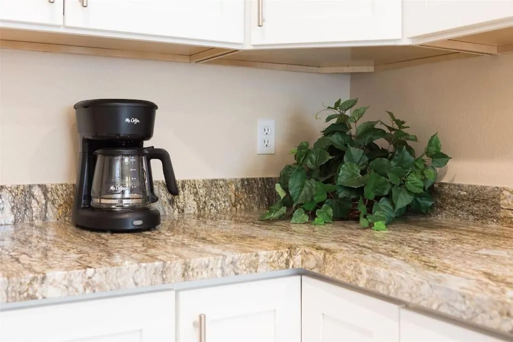 Cozy, quiet house, covered patio dining, sun room