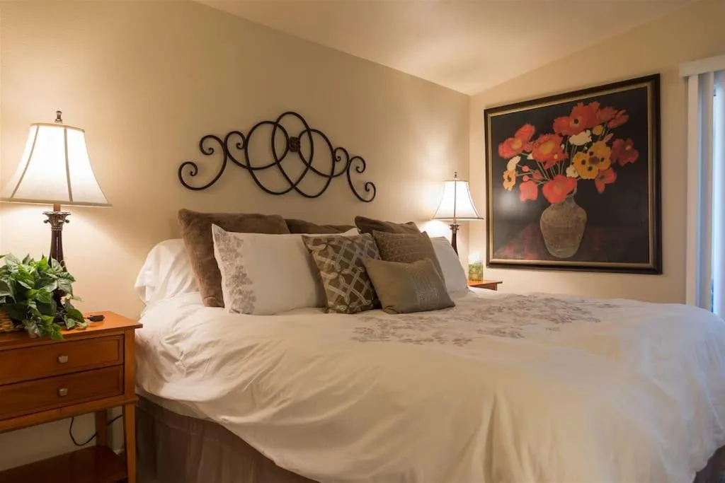 Bed in Cozy, quiet house, covered patio dining, sun room