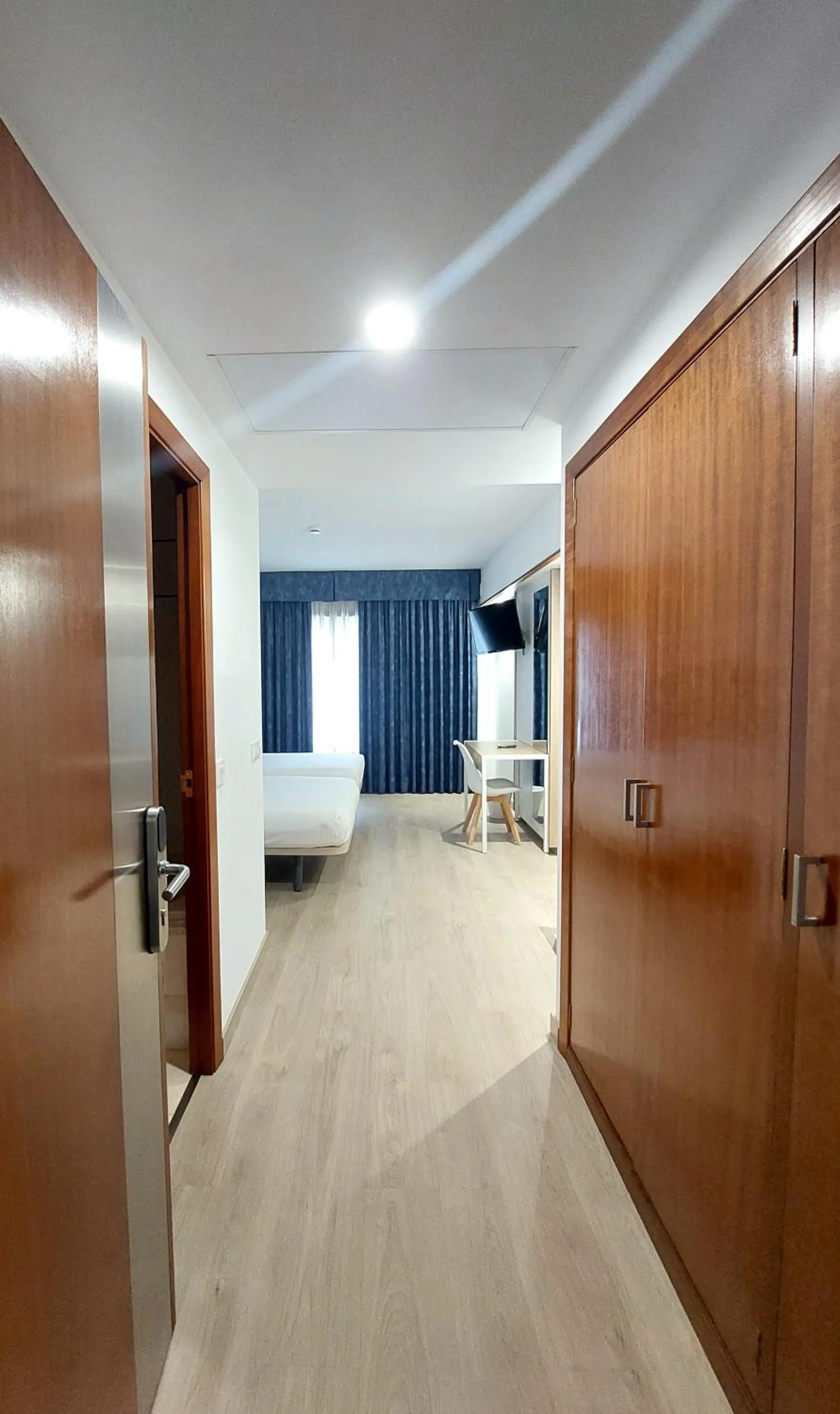 wardrobe, Bed in Hotel Costa Atlántica